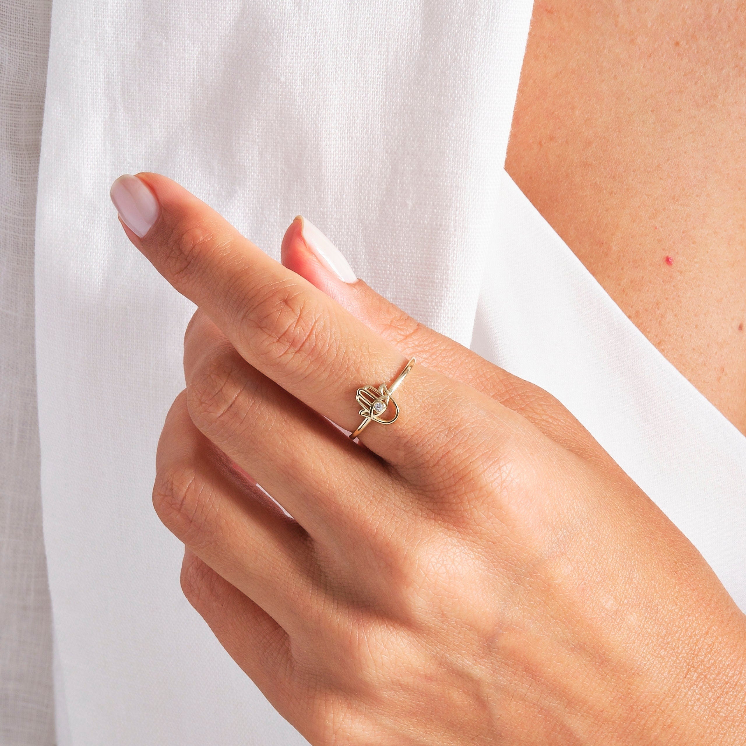 Sapphire Diamond Engagement Ring – 10K / 14K / 18K Solid Gold ✨💎
This elegant oval-cut sapphire ring, accented with four sparkling moissanites, is the perfect blend of timeless beauty and modern sophistication. A stunning choice for engagements, anniversaries, or simply to celebrate your love.