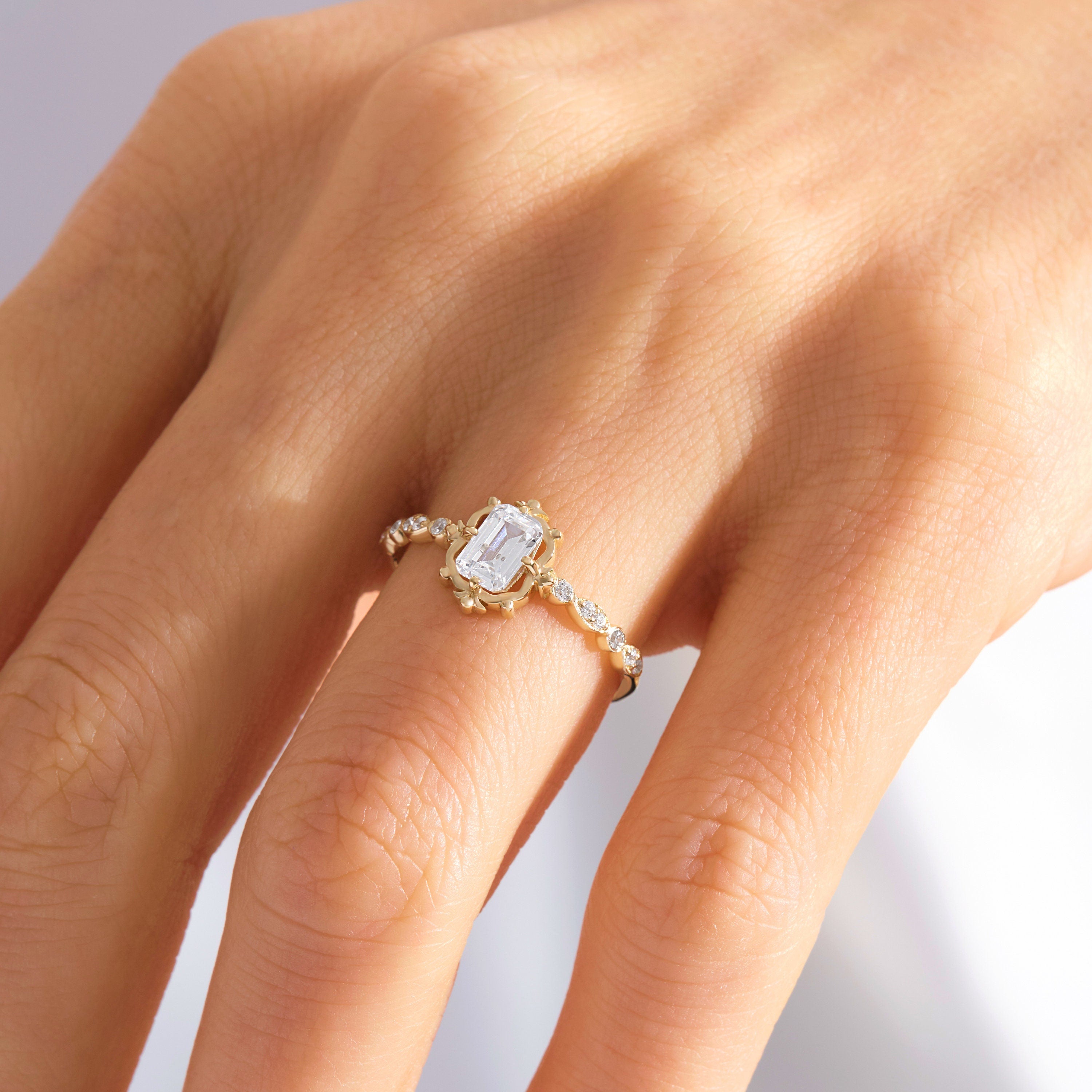 Emerald Cut Diamond Stackable Ring – 10K / 14K / 18K Solid Gold 💎✨
A modern yet timeless rectangle emerald-cut diamond ring, accented with sparkling round side stones. Its slim band design makes it perfect as a wedding band, promise ring, or stackable everyday piece.