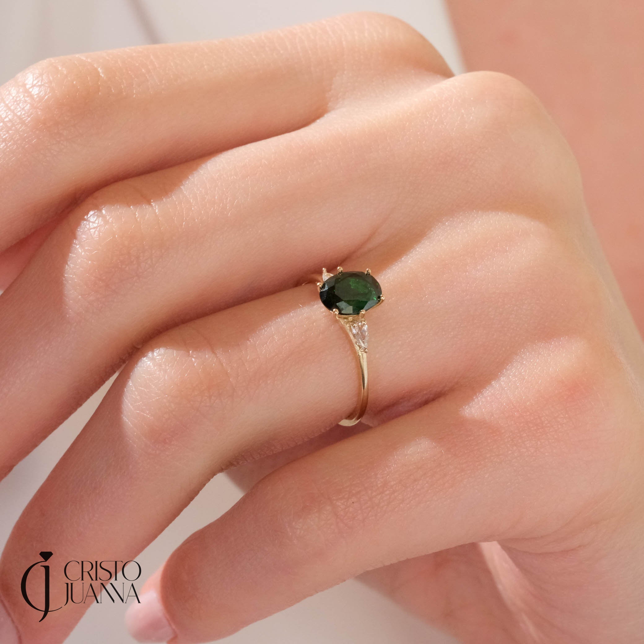 Oval Emerald Diamond Engagement Ring – 10K / 14K / 18K Solid Gold 💚✨
A bold and elegant oval-cut emerald center stone accented with two pear-cut side stones. This design symbolizes love and eternity, making it a perfect engagement or bridal gift ring. Stones can be customized with Diamond or Moissanite upon request.