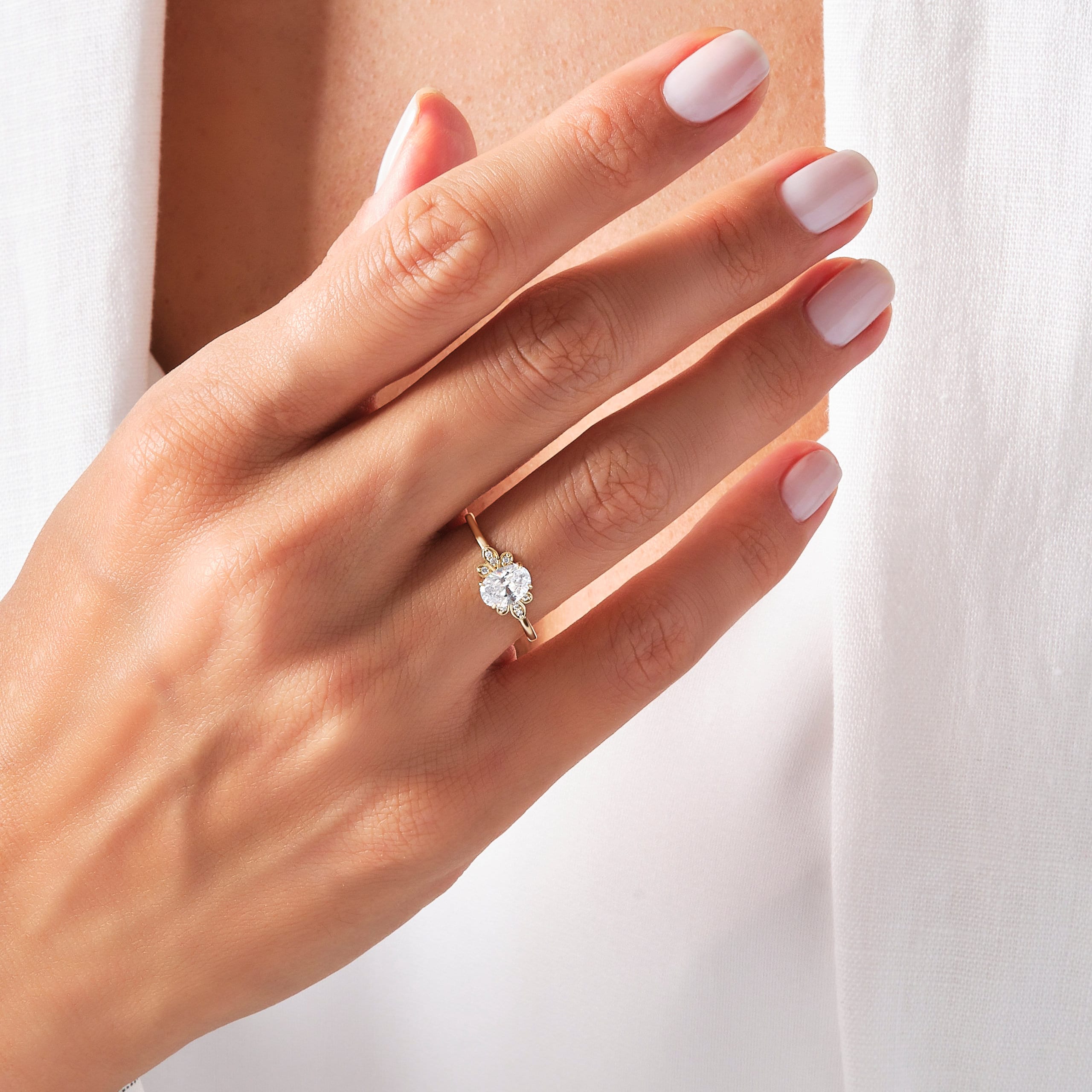 Oval Diamond 1ct Engagement Ring – 14K Solid Gold Band 💎✨
Timeless and radiant, this oval diamond engagement ring embodies elegance in its purest form. Featuring a 1 carat moissanite center stone with delicate side accents, it shines with sophistication and grace — perfect for modern romantics who love vintage-inspired details.