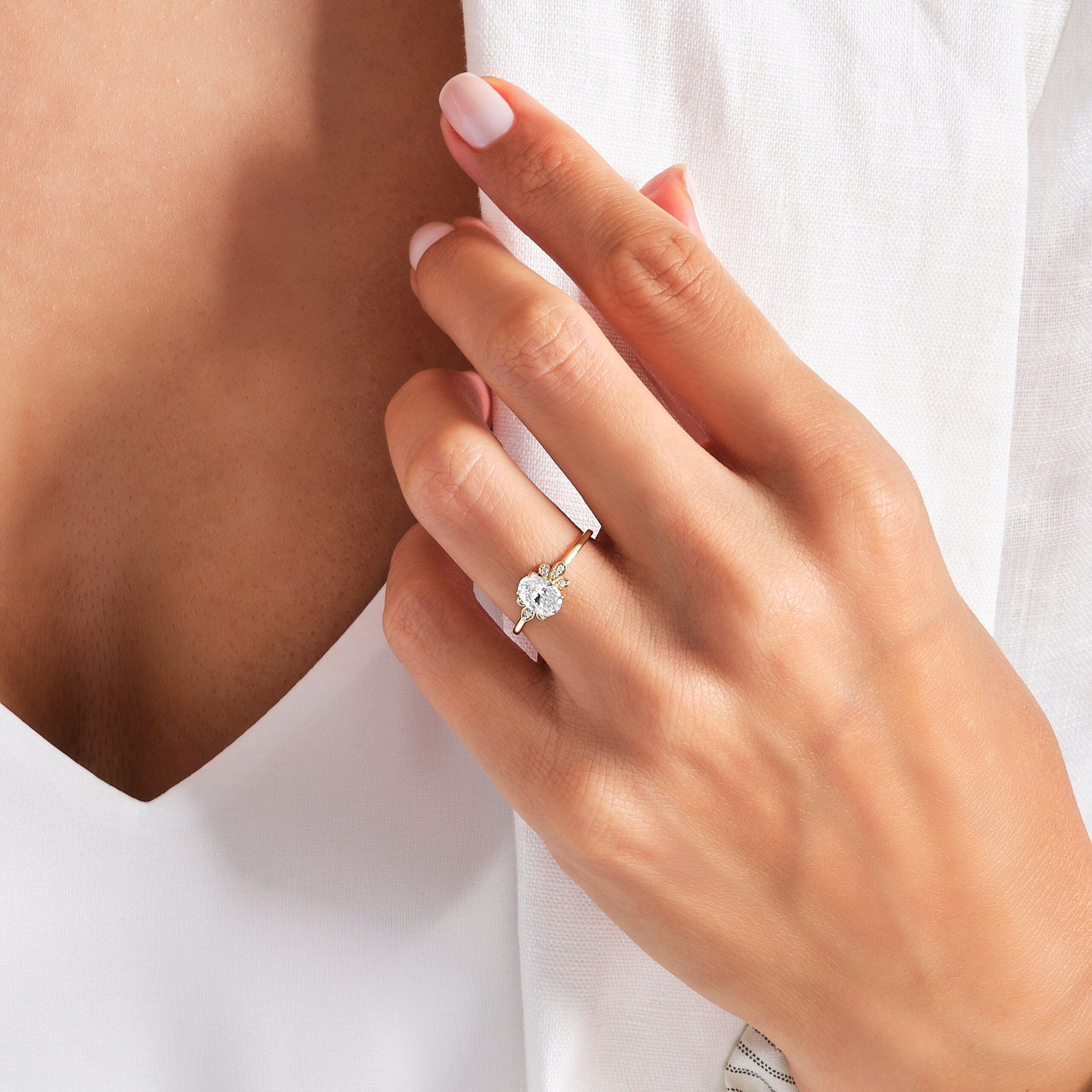 Oval Diamond 1ct Engagement Ring – 14K Solid Gold Band 💎✨
Timeless and radiant, this oval diamond engagement ring embodies elegance in its purest form. Featuring a 1 carat moissanite center stone with delicate side accents, it shines with sophistication and grace — perfect for modern romantics who love vintage-inspired details.