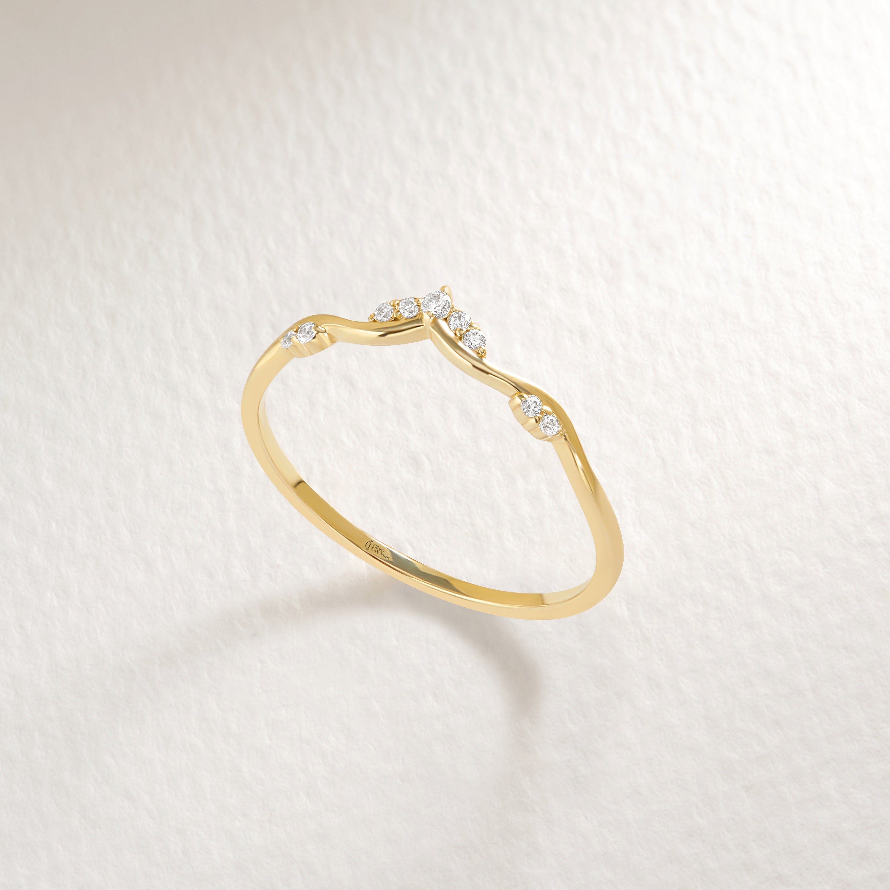 This V shape chevron ring features a diamond ring design with tiny diamond gold accents, perfect for a curved engagement or V engagement ring look. Ideal as a nesting promise ring, wishbone ring women love, or a contour wedding 18k band. Whether for bridesmaid bridal style or a wedding delicate 14k band, this thin dainty band 10k adds timeless sparkle.
