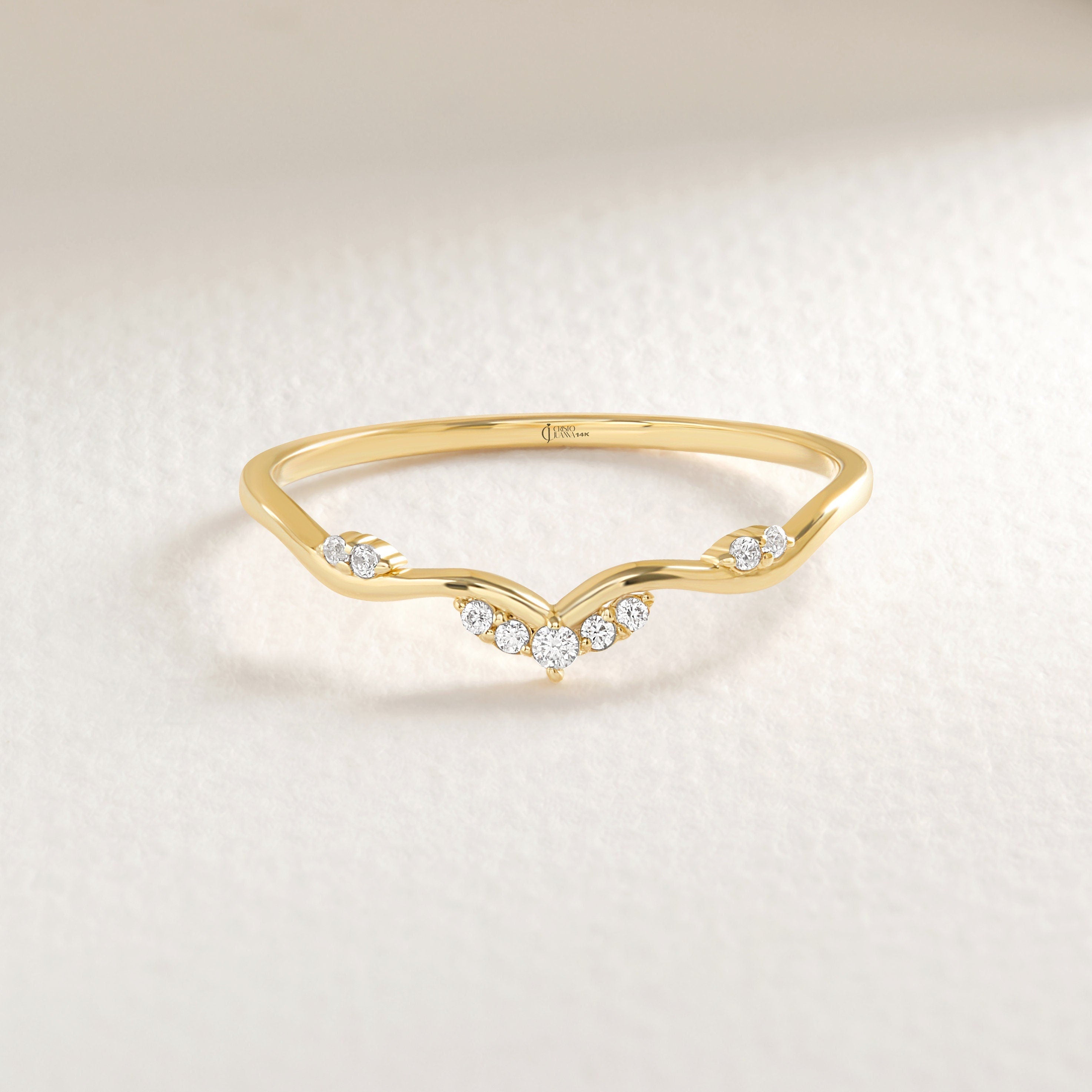 This V shape chevron ring features a diamond ring design with tiny diamond gold accents, perfect for a curved engagement or V engagement ring look. Ideal as a nesting promise ring, wishbone ring women love, or a contour wedding 18k band. Whether for bridesmaid bridal style or a wedding delicate 14k band, this thin dainty band 10k adds timeless sparkle.