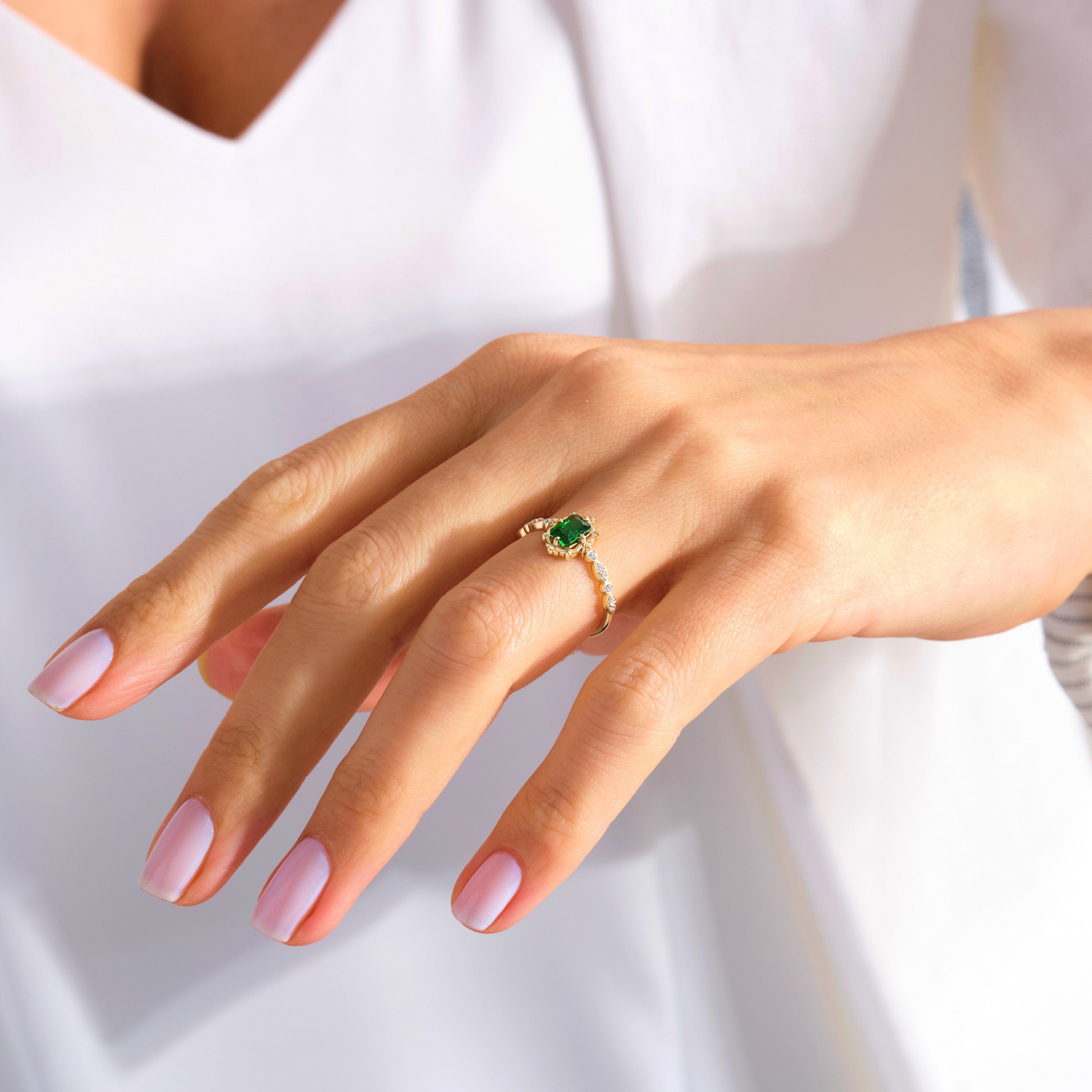 Emerald Cut Emerald Engagement Ring – 14K Solid Gold Rectangle Birthstone Ring 💚✨
Elegant, timeless, and handcrafted to perfection — this Emerald Cut Emerald Engagement Ring brings refined luxury to every moment. Set with a vibrant 6x4 mm emerald and surrounded by delicate side diamonds, it captures both strength and serenity in its design.