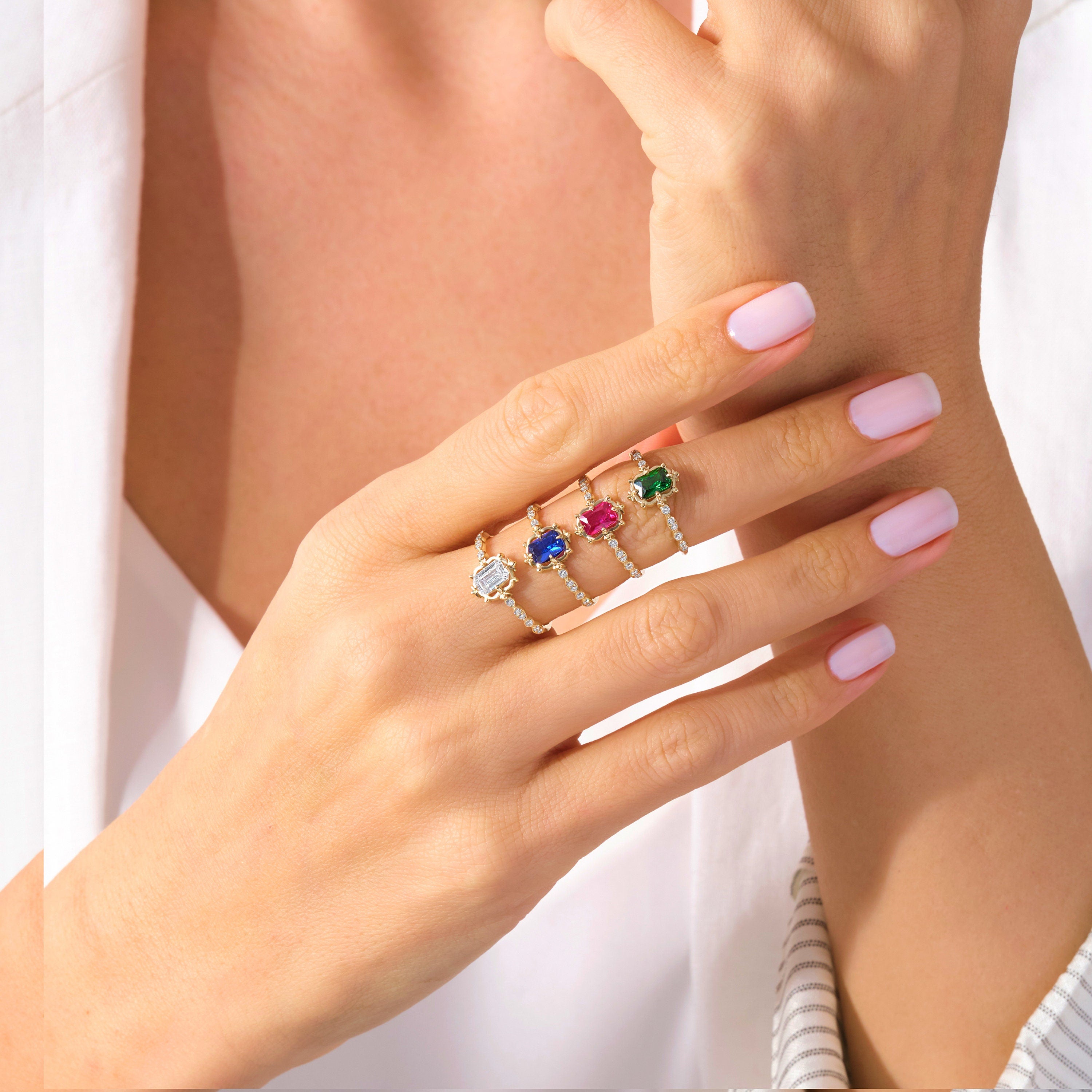 Emerald Cut Diamond Stackable Ring – 10K / 14K / 18K Solid Gold 💎✨
A modern yet timeless rectangle emerald-cut diamond ring, accented with sparkling round side stones. Its slim band design makes it perfect as a wedding band, promise ring, or stackable everyday piece.