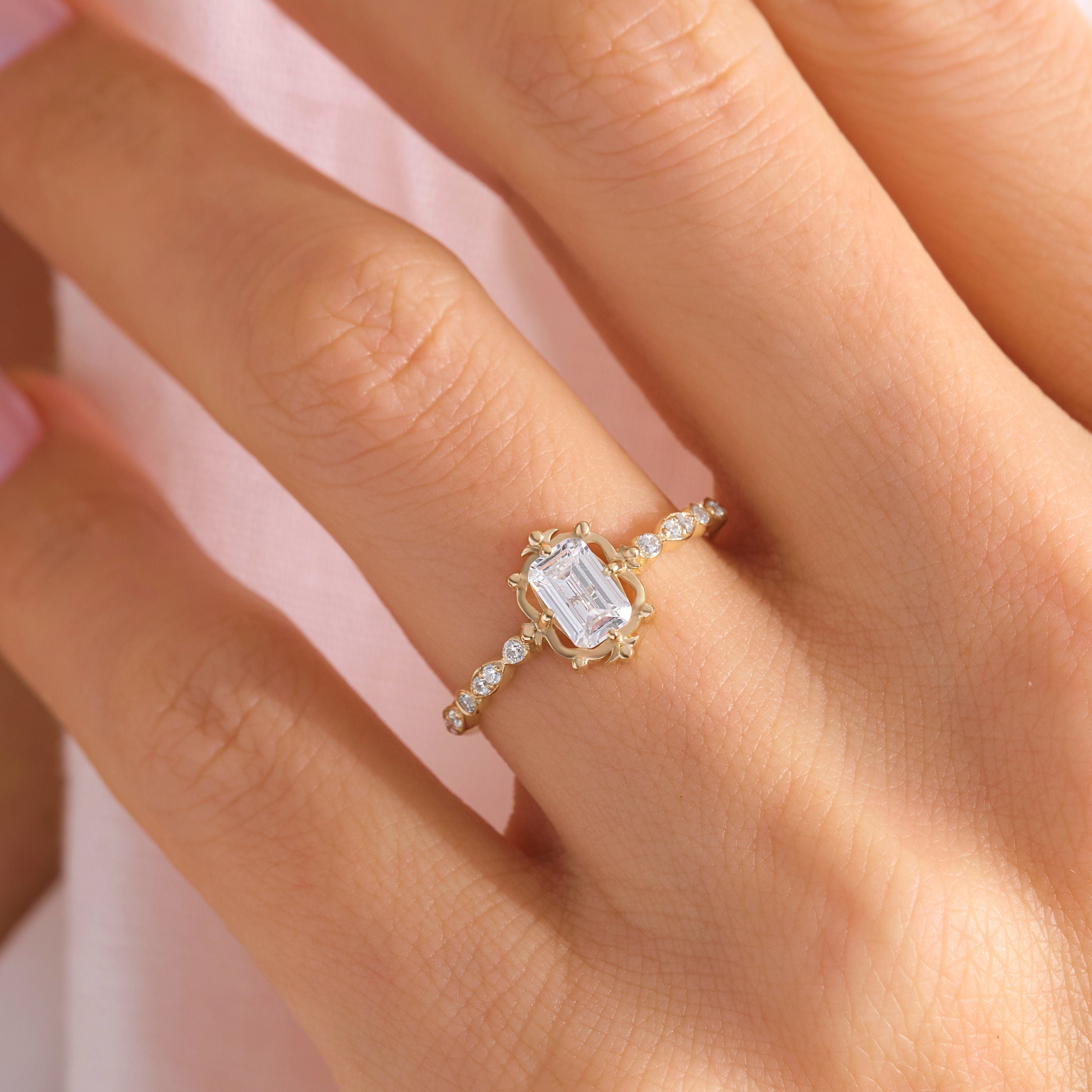 Emerald Cut Diamond Stackable Ring – 10K / 14K / 18K Solid Gold 💎✨
A modern yet timeless rectangle emerald-cut diamond ring, accented with sparkling round side stones. Its slim band design makes it perfect as a wedding band, promise ring, or stackable everyday piece.