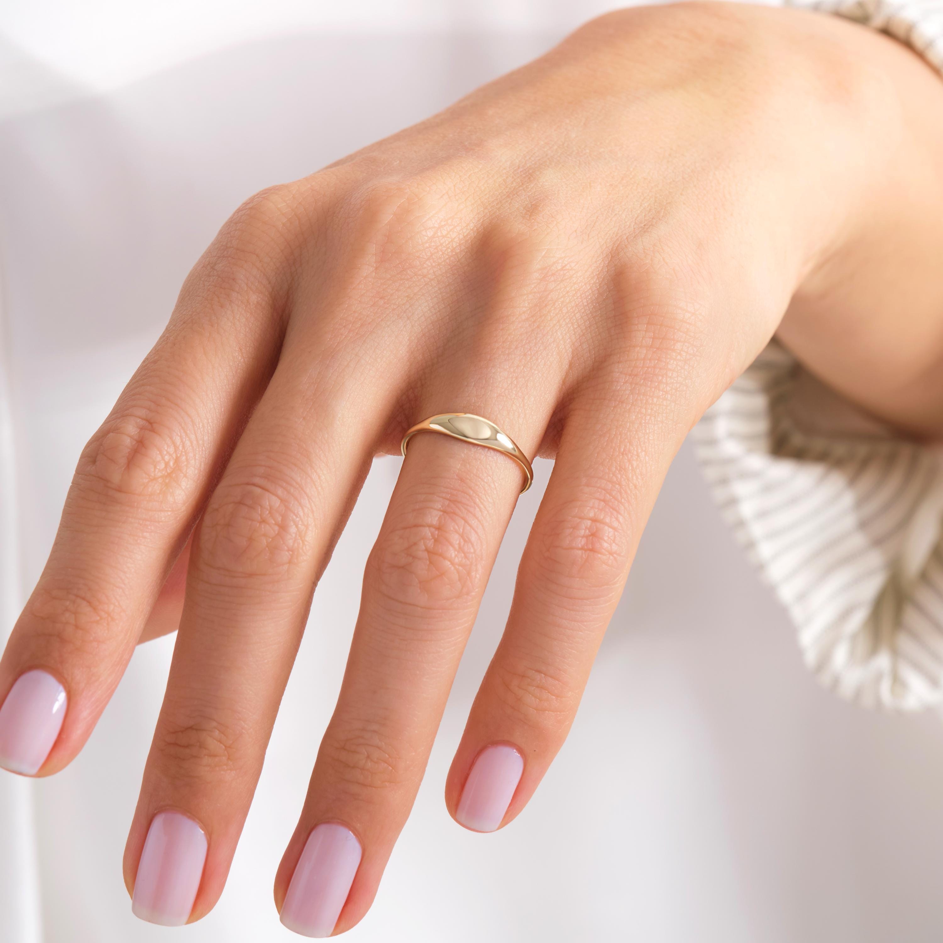 💍 Dome Statement Ring – 14K Solid Gold

This sleek dome ring features a polished rounded band that blends delicate simplicity with a bold, modern look. Its slim yet chunky silhouette makes it perfect for pinky wear, everyday styling, or as a minimal engagement band. A timeless solid gold essential designed for effortless elegance. ✨