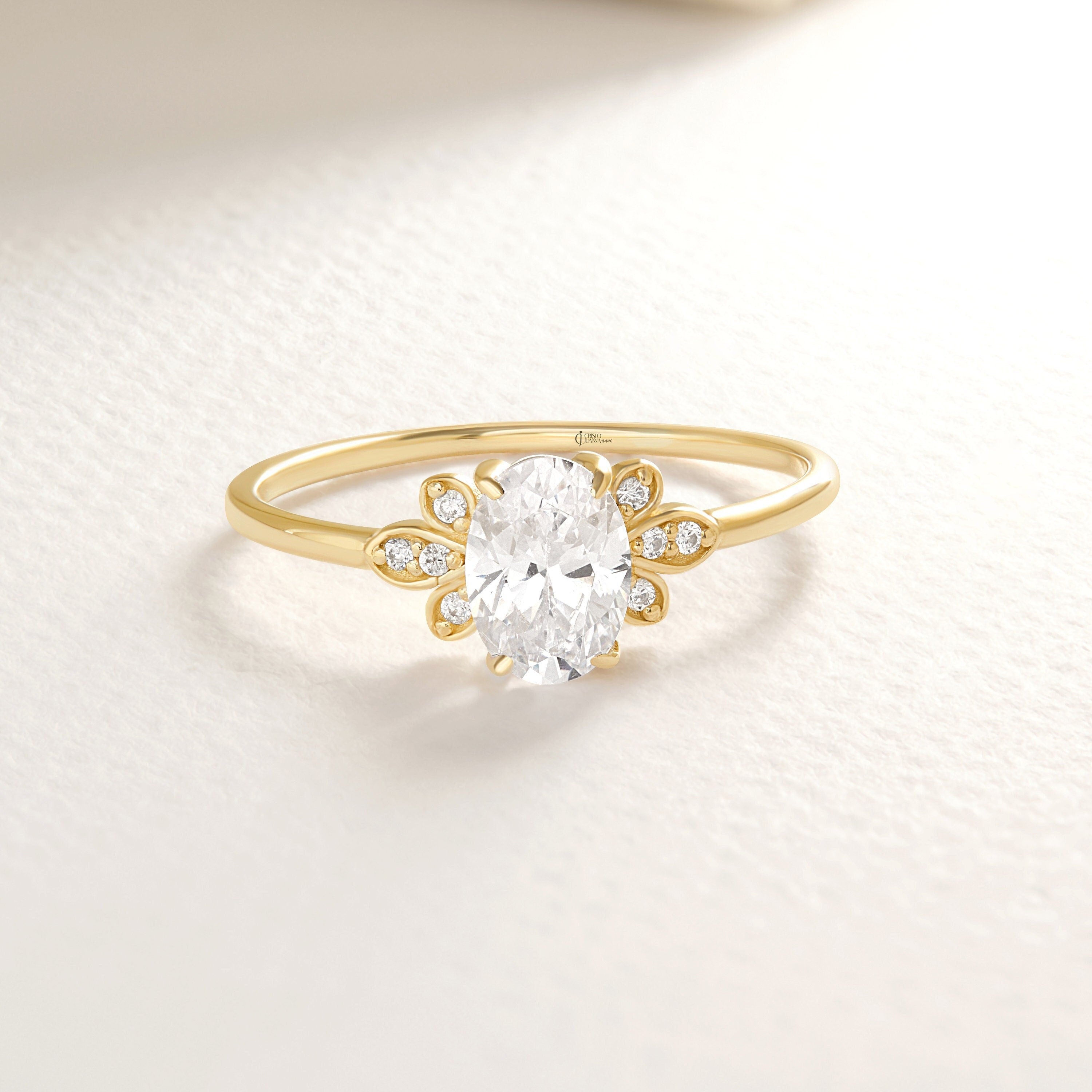 Oval Diamond 1ct Engagement Ring – 14K Solid Gold Band 💎✨
Timeless and radiant, this oval diamond engagement ring embodies elegance in its purest form. Featuring a 1 carat moissanite center stone with delicate side accents, it shines with sophistication and grace — perfect for modern romantics who love vintage-inspired details.