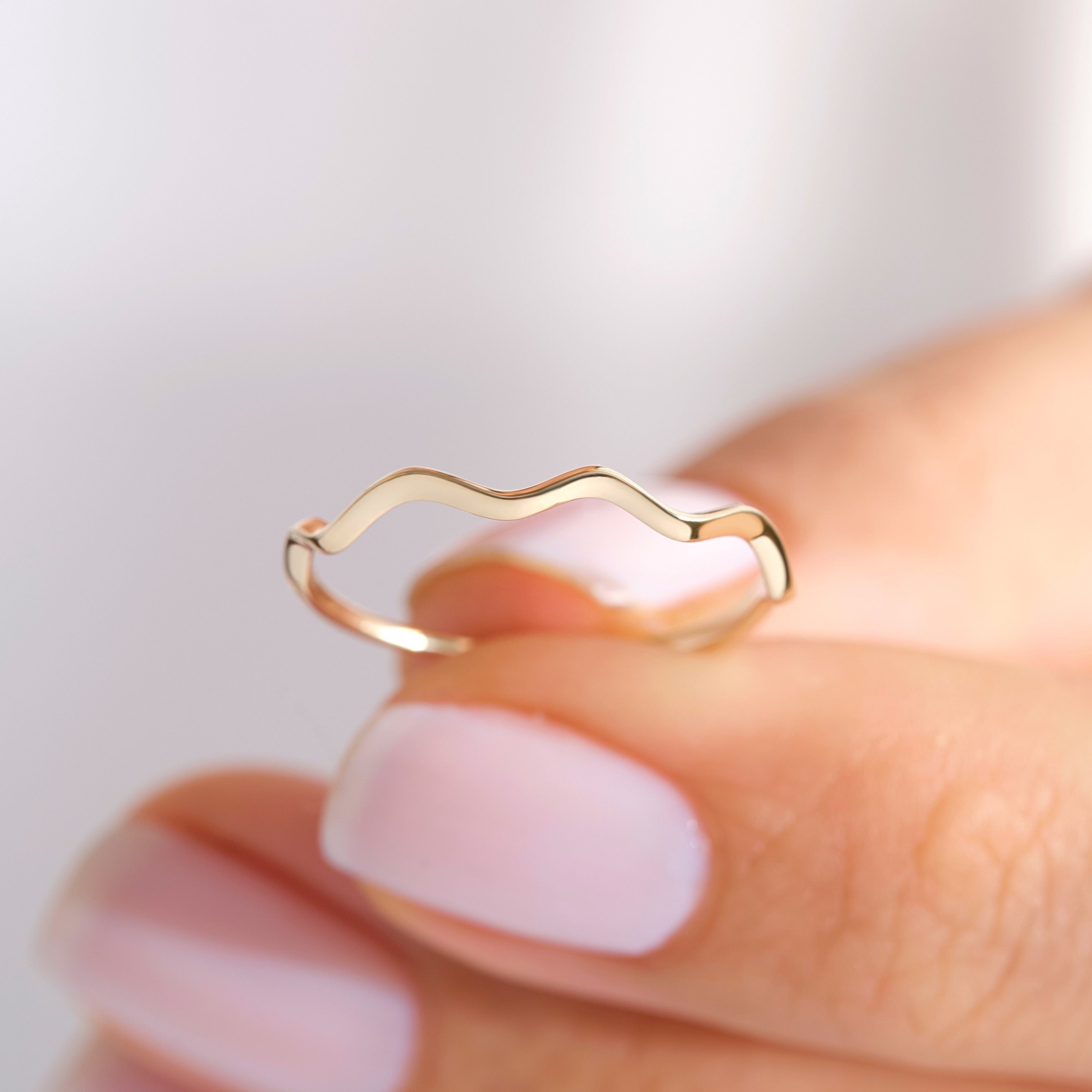 Wavy Squiggle Chevron Ring 💫 10K / 14K / 18K Solid Gold
Embrace your individuality with this abstract ripple ring! A modern chevron design combined with playful wave curves — perfect for stacking or wearing solo.