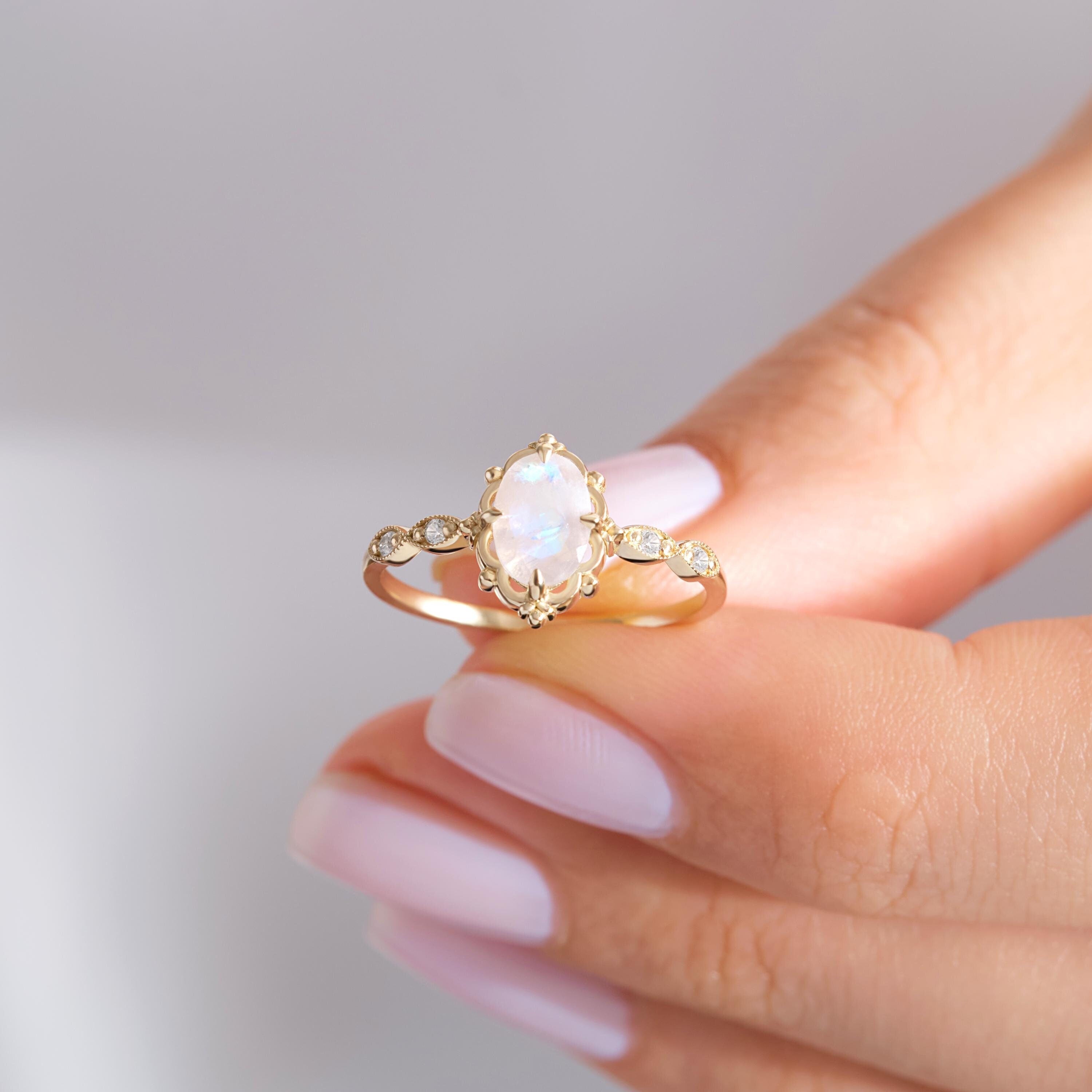 Moonstone Art Deco Ring – 10K / 14K / 18K Solid Gold 🌙✨
A luminous oval moonstone set in an Art Deco-inspired band, accented with sparkling side diamonds or moissanites. This handcrafted ring combines elegance and mystical charm, perfect for engagements, promise rings, or as a meaningful gift. 🌿💍