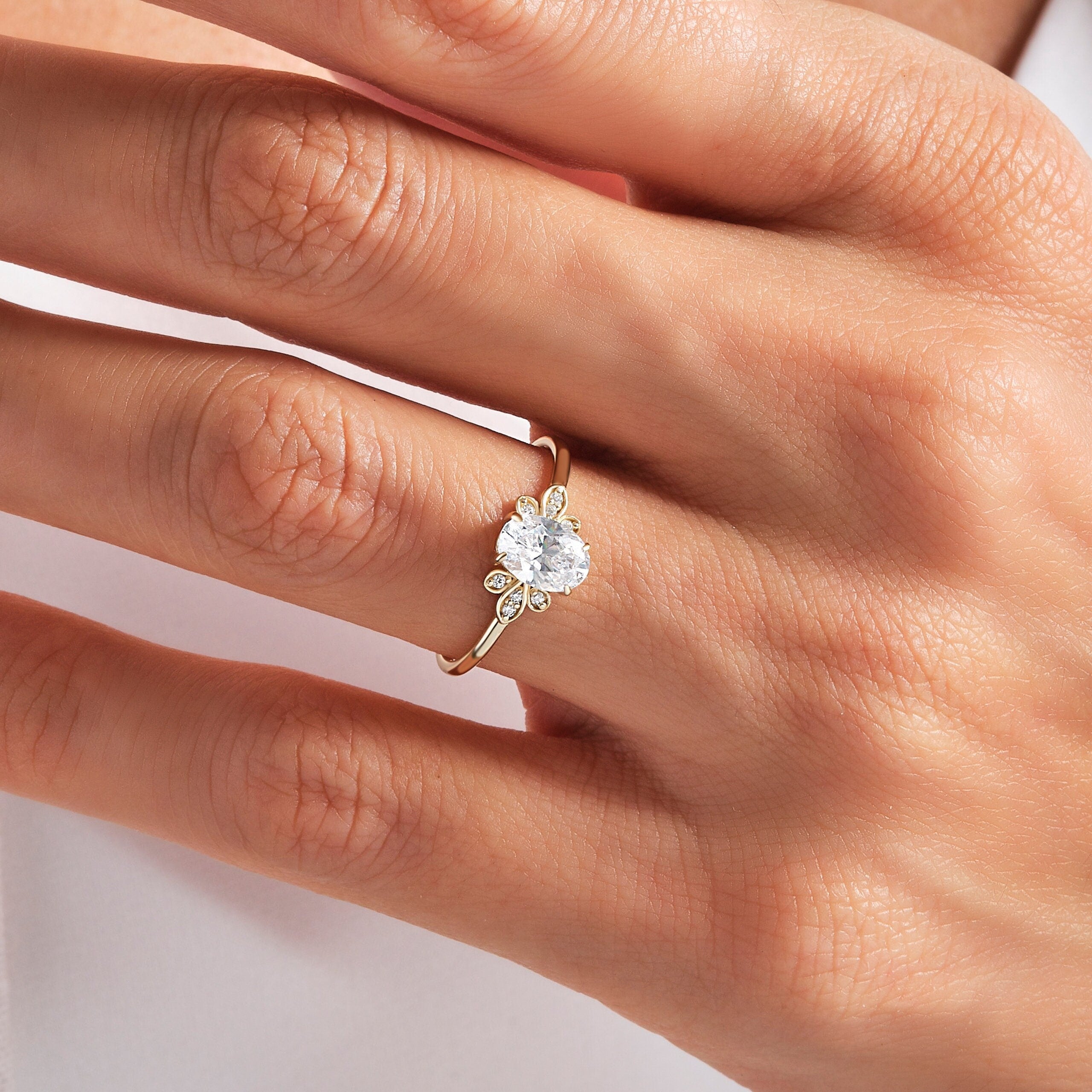 Oval Diamond 1ct Engagement Ring – 14K Solid Gold Band 💎✨
Timeless and radiant, this oval diamond engagement ring embodies elegance in its purest form. Featuring a 1 carat moissanite center stone with delicate side accents, it shines with sophistication and grace — perfect for modern romantics who love vintage-inspired details.
