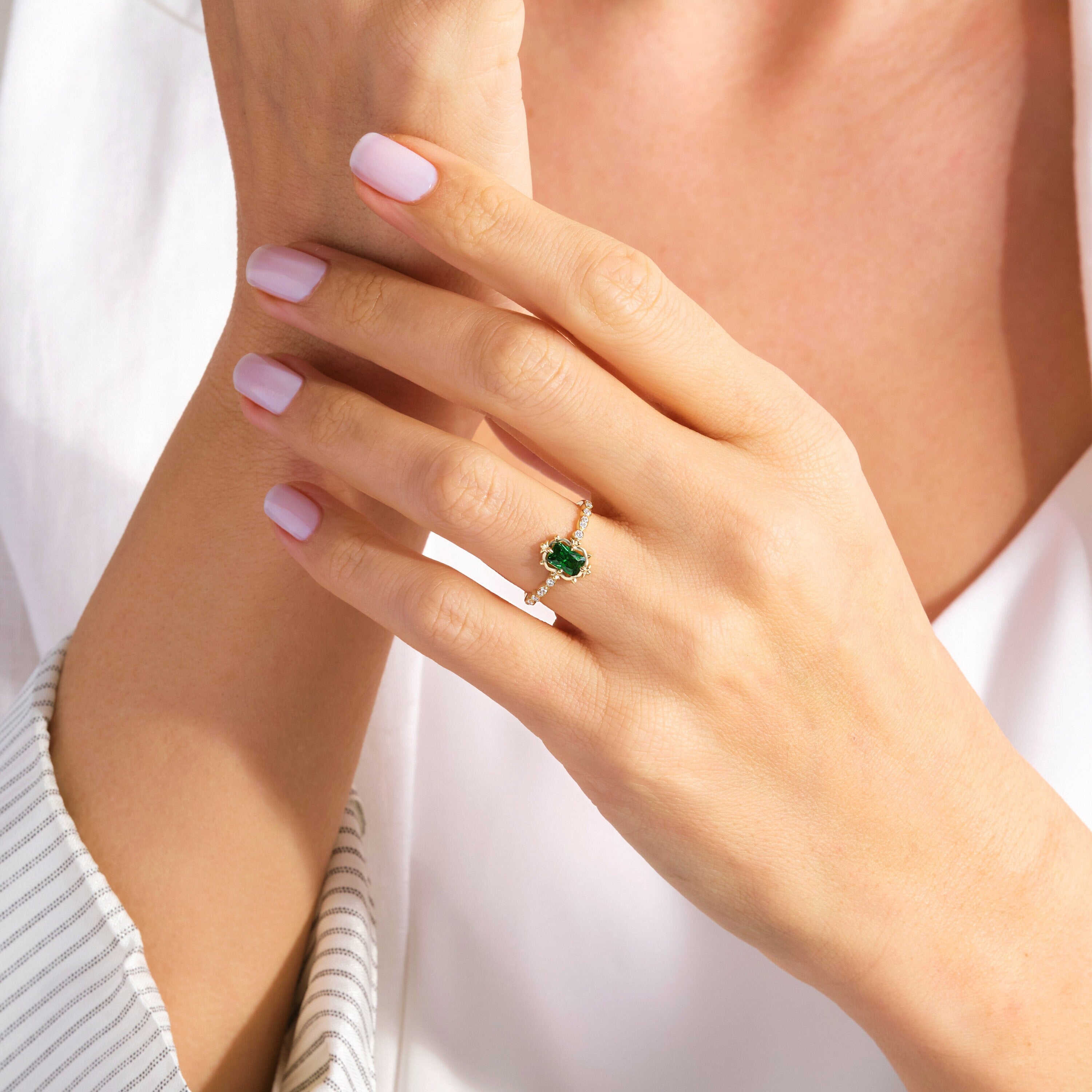 Emerald Cut Emerald Engagement Ring – 14K Solid Gold Rectangle Birthstone Ring 💚✨
Elegant, timeless, and handcrafted to perfection — this Emerald Cut Emerald Engagement Ring brings refined luxury to every moment. Set with a vibrant 6x4 mm emerald and surrounded by delicate side diamonds, it captures both strength and serenity in its design.