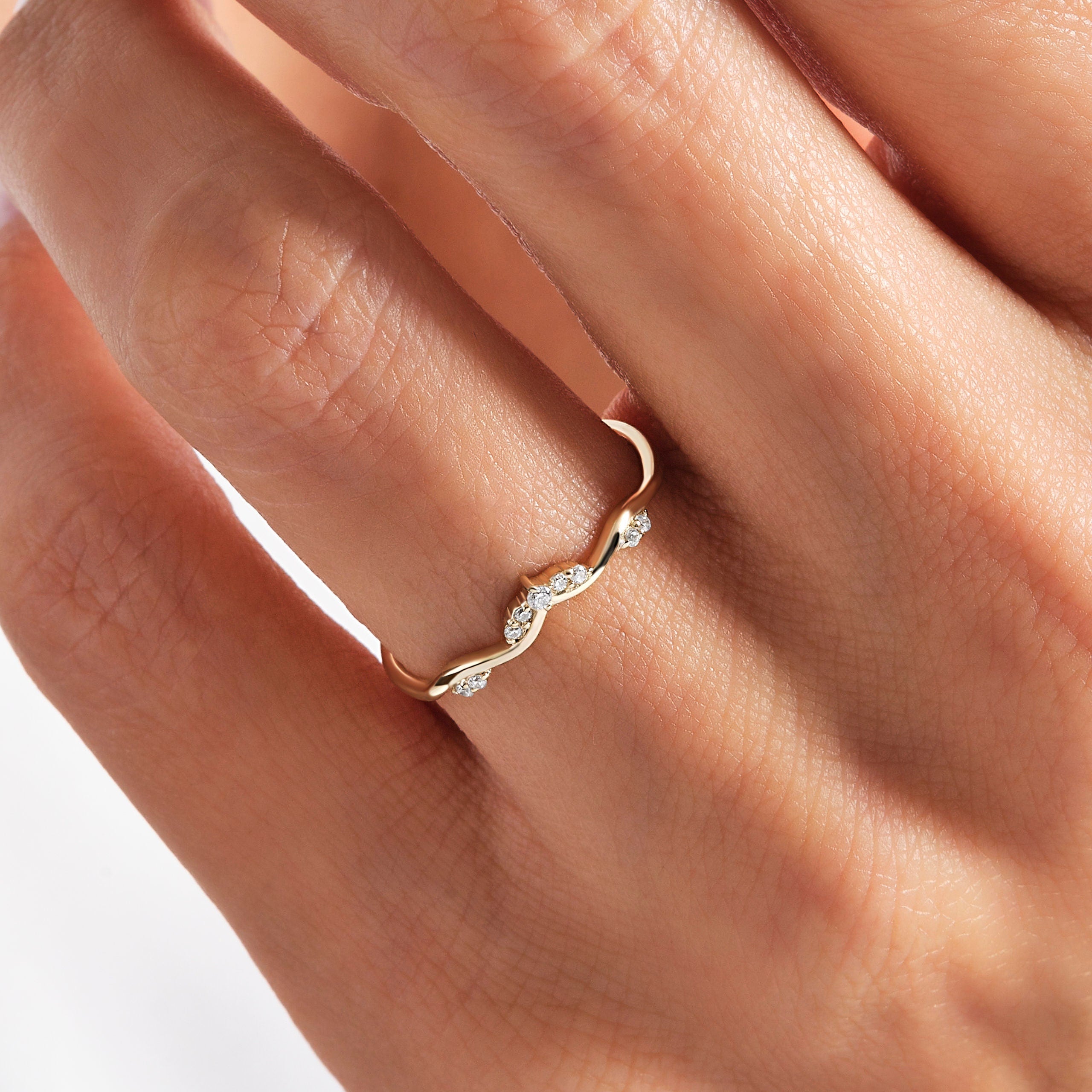 This V shape chevron ring features a diamond ring design with tiny diamond gold accents, perfect for a curved engagement or V engagement ring look. Ideal as a nesting promise ring, wishbone ring women love, or a contour wedding 18k band. Whether for bridesmaid bridal style or a wedding delicate 14k band, this thin dainty band 10k adds timeless sparkle.