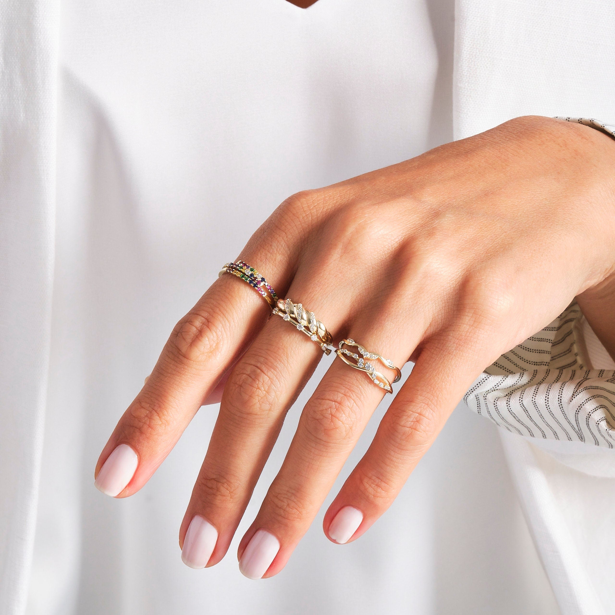 This V shape chevron ring features a diamond ring design with tiny diamond gold accents, perfect for a curved engagement or V engagement ring look. Ideal as a nesting promise ring, wishbone ring women love, or a contour wedding 18k band. Whether for bridesmaid bridal style or a wedding delicate 14k band, this thin dainty band 10k adds timeless sparkle.
