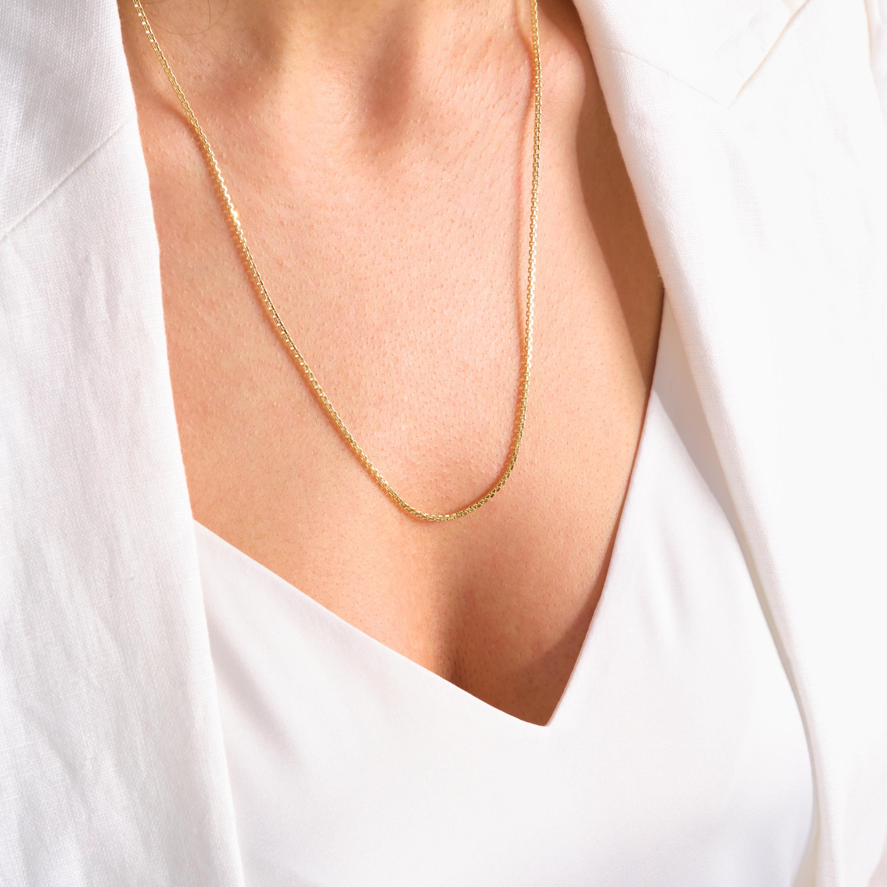 1.5mm Cable Chain Necklace 14K Solid Gold – Dainty Everyday Link Chain for Charms & Pendants 💛✨
Elevate your everyday look with this minimalist 1.5mm cable chain necklace, crafted in genuine 14K solid gold. Perfect for layering, wearing solo, or adding your favorite charm or pendant.