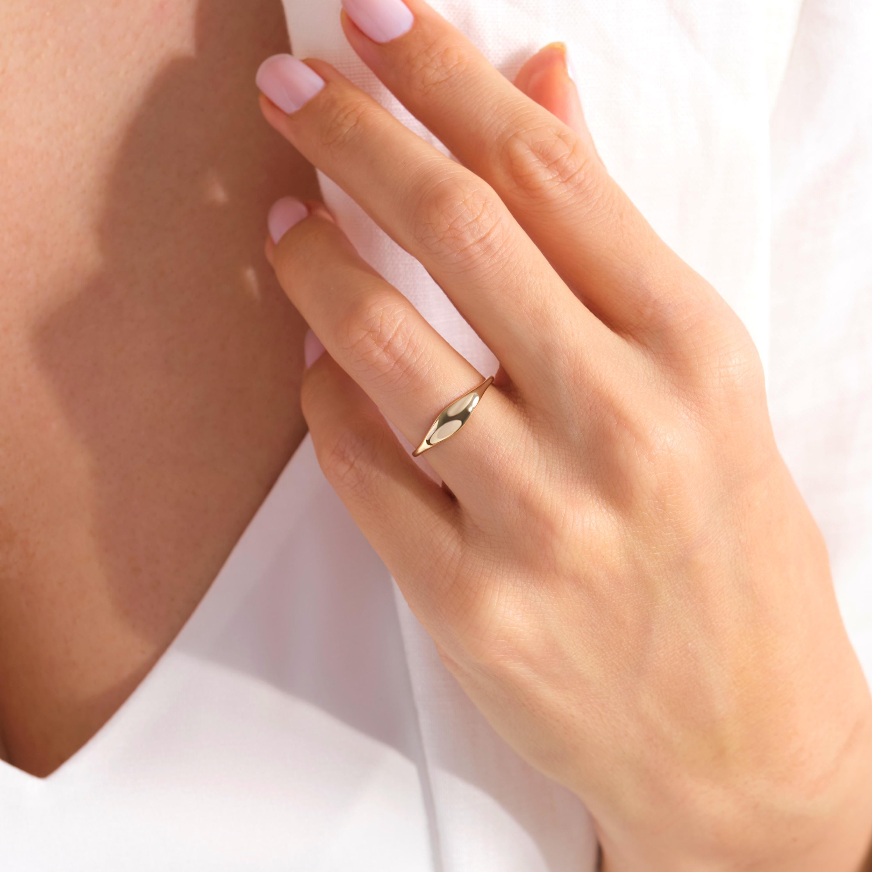 💍 Dome Statement Ring – 14K Solid Gold

This sleek dome ring features a polished rounded band that blends delicate simplicity with a bold, modern look. Its slim yet chunky silhouette makes it perfect for pinky wear, everyday styling, or as a minimal engagement band. A timeless solid gold essential designed for effortless elegance. ✨