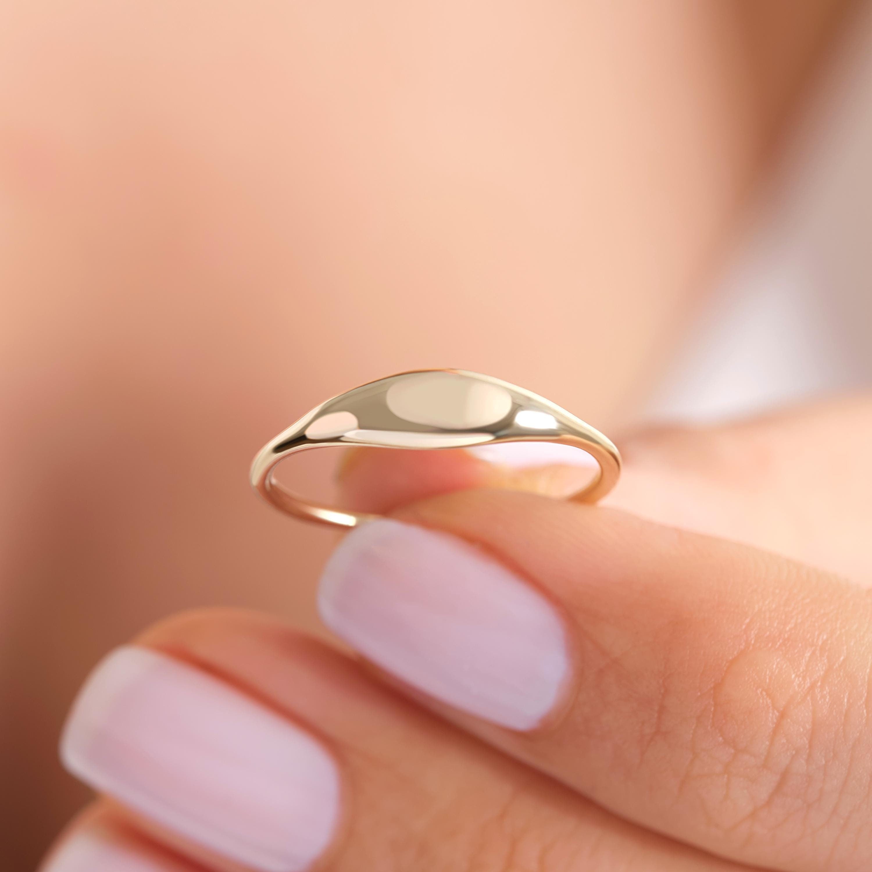 💍 Dome Statement Ring – 14K Solid Gold

This sleek dome ring features a polished rounded band that blends delicate simplicity with a bold, modern look. Its slim yet chunky silhouette makes it perfect for pinky wear, everyday styling, or as a minimal engagement band. A timeless solid gold essential designed for effortless elegance. ✨