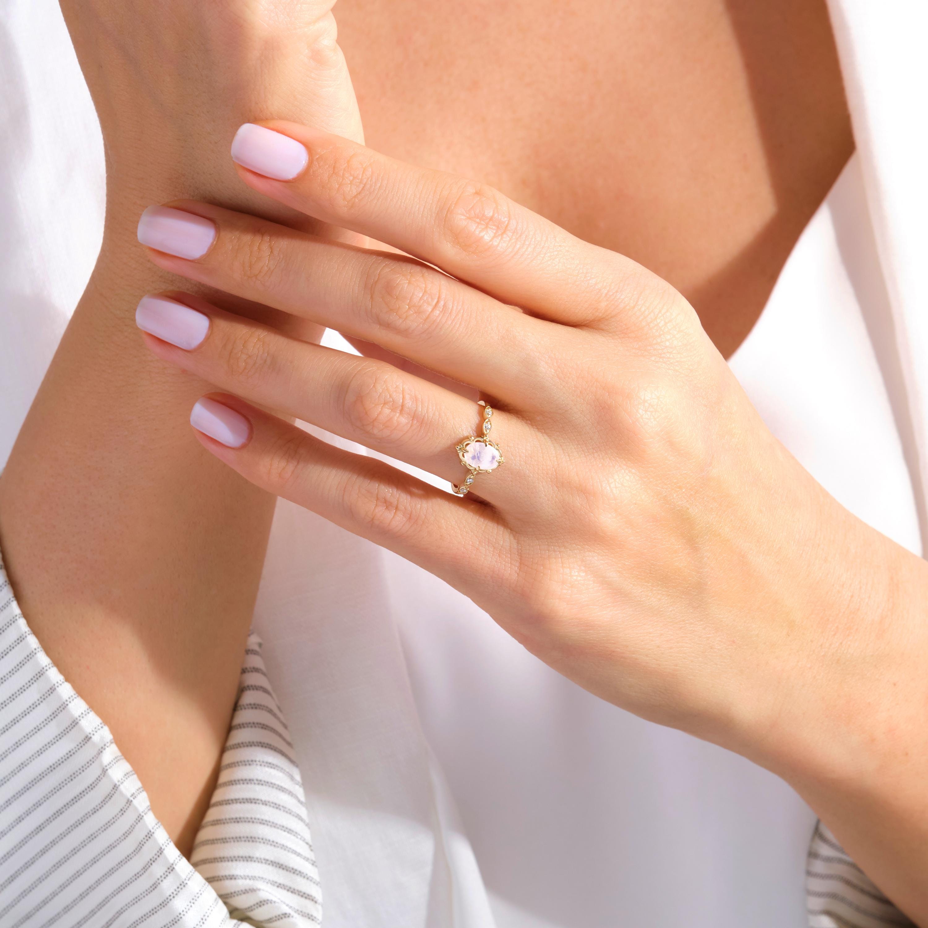 Moonstone Art Deco Ring – 10K / 14K / 18K Solid Gold 🌙✨
A luminous oval moonstone set in an Art Deco-inspired band, accented with sparkling side diamonds or moissanites. This handcrafted ring combines elegance and mystical charm, perfect for engagements, promise rings, or as a meaningful gift. 🌿💍