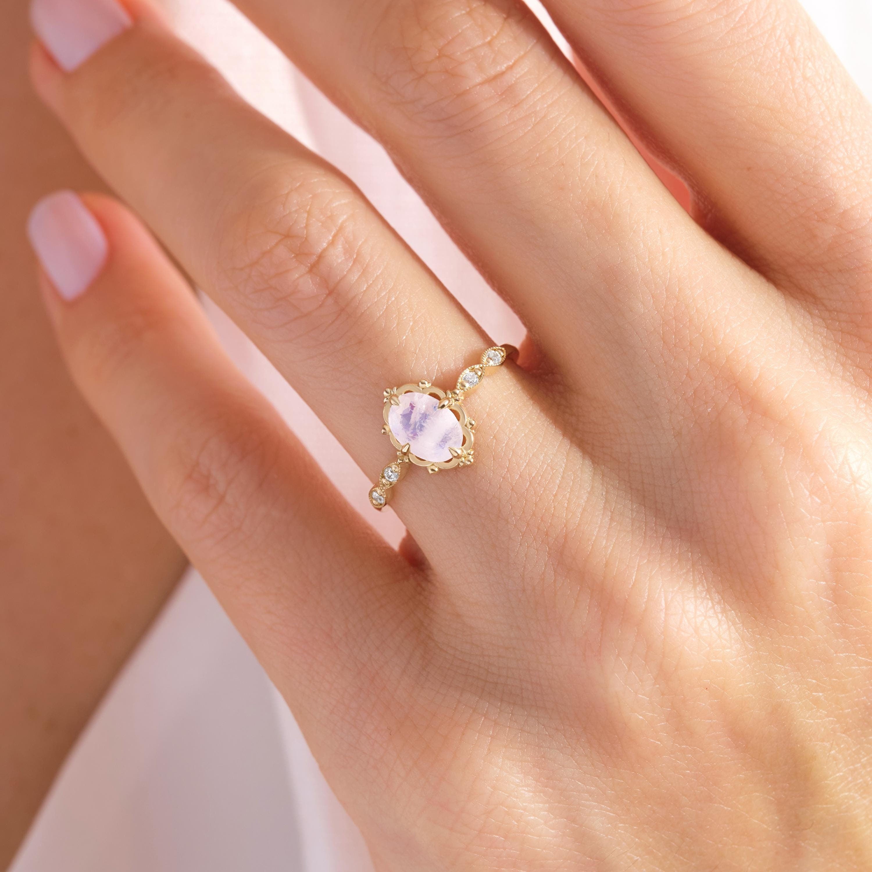Moonstone Art Deco Ring – 10K / 14K / 18K Solid Gold 🌙✨
A luminous oval moonstone set in an Art Deco-inspired band, accented with sparkling side diamonds or moissanites. This handcrafted ring combines elegance and mystical charm, perfect for engagements, promise rings, or as a meaningful gift. 🌿💍