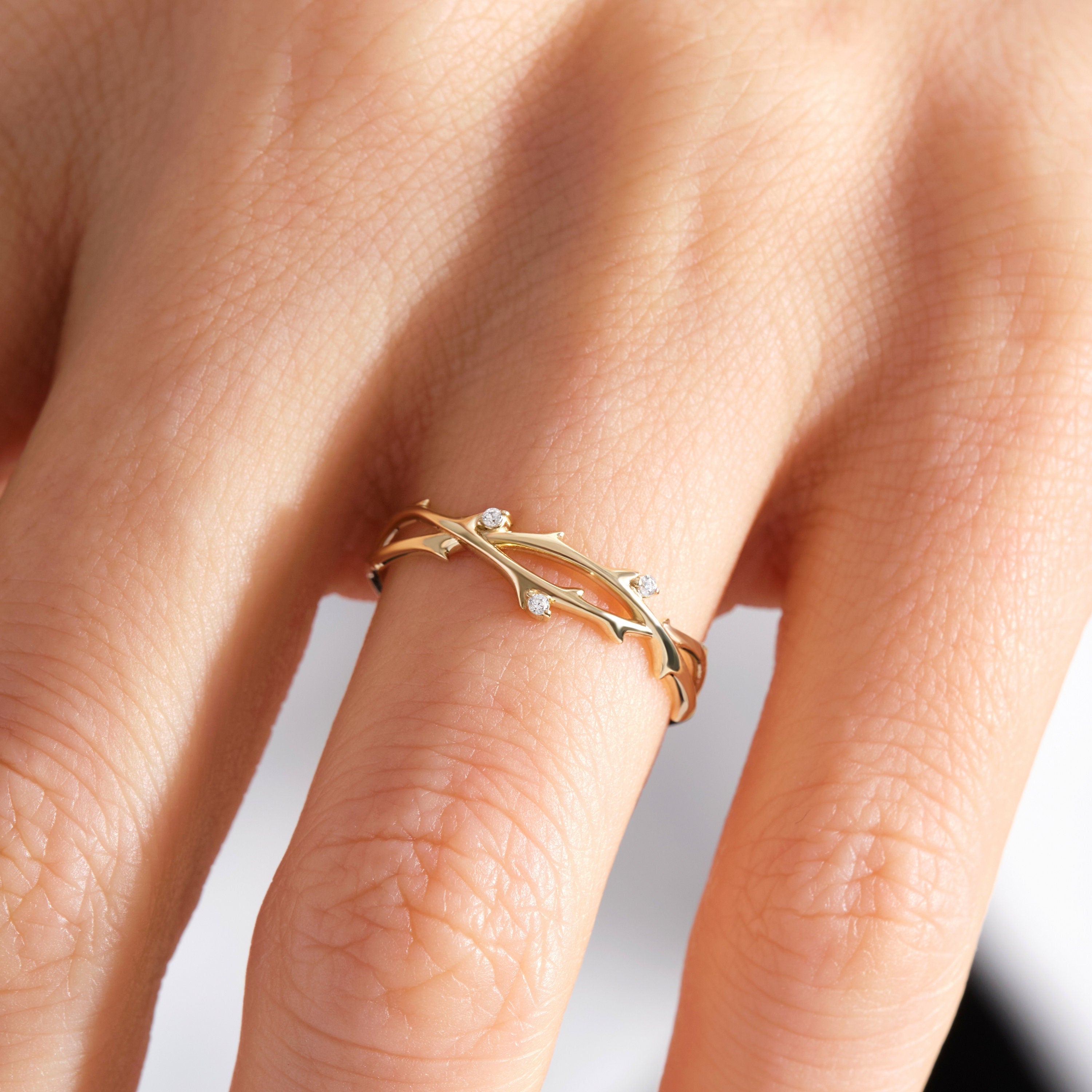 Thin Diamond Twig Engagement Ring – 14K Solid Gold Split Shank Band 🌿💎
Celebrate love and nature with this handcrafted twig engagement ring, delicately designed to resemble graceful branches and ivy leaves. Featuring small diamonds or moissanite, this ring blends organic beauty with timeless elegance — a meaningful choice for women who appreciate natural details and refined simplicity.