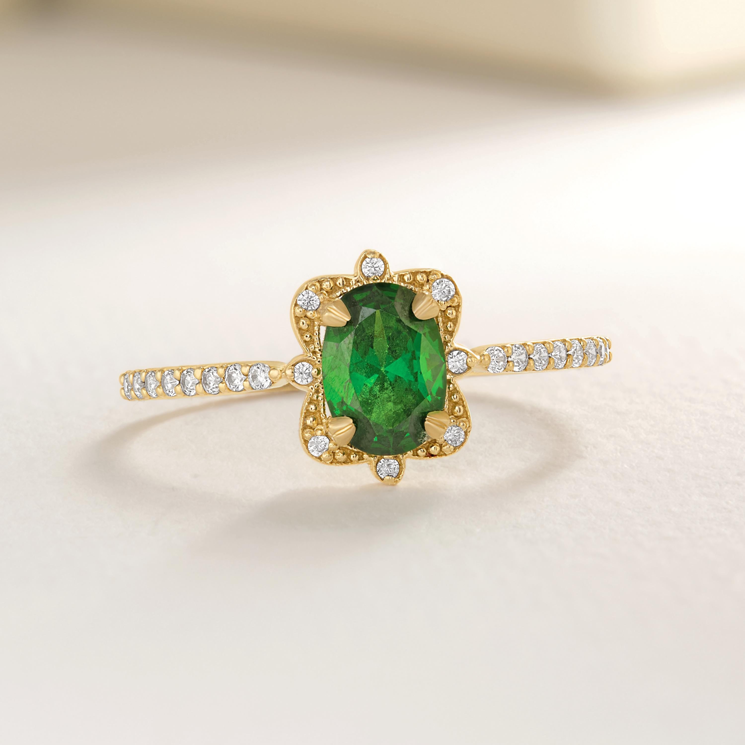 Oval Emerald Engagement Ring – 10K / 14K / 18K Solid Gold 💚✨
A stunning oval-cut emerald set on a slim art deco-inspired band, accented with sparkling round diamonds. Perfect as a birthstone, engagement, or wedding ring, this elegant design can also be customized with Diamond or Moissanite side stones upon request.
