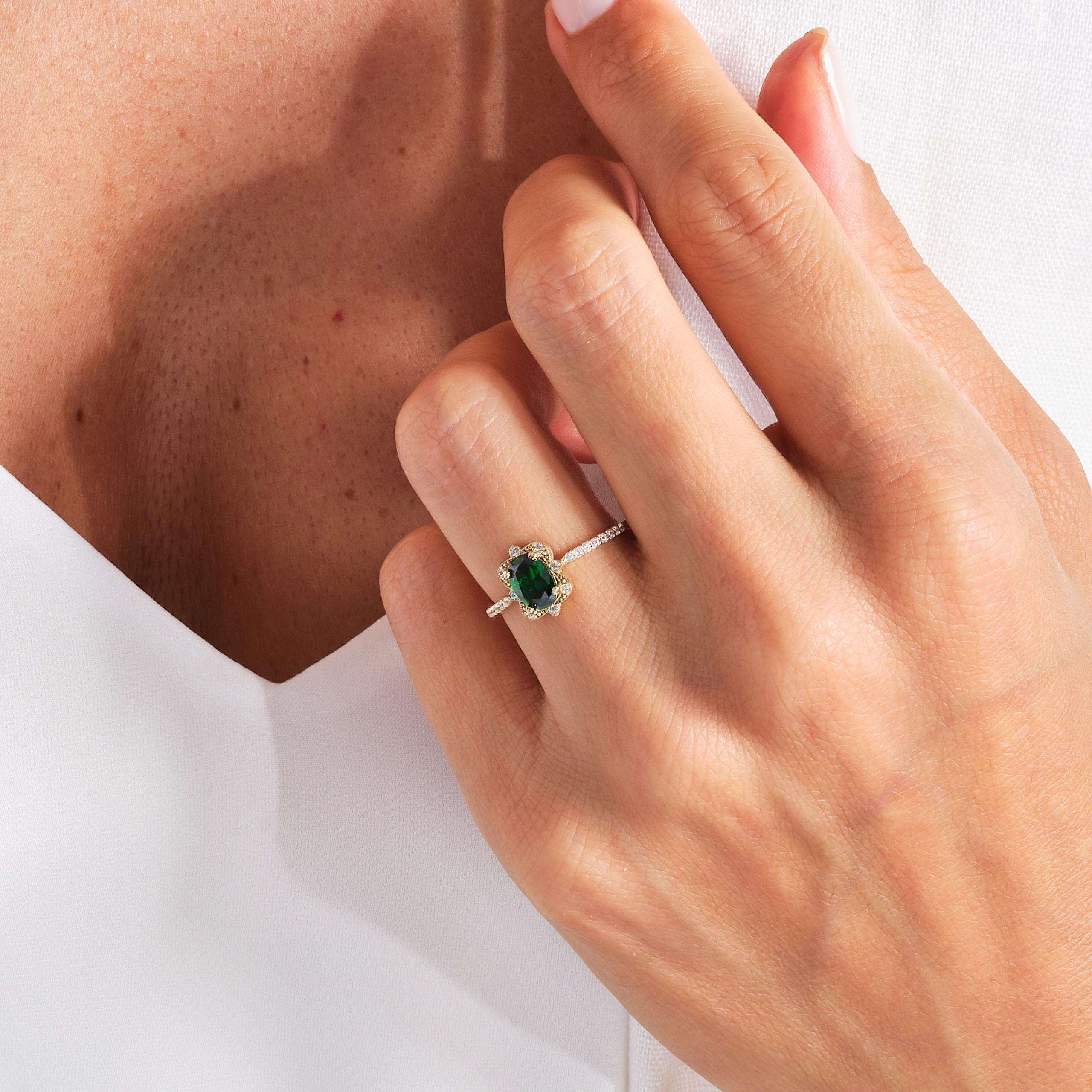 Oval Emerald Engagement Ring – 10K / 14K / 18K Solid Gold 💚✨
A stunning oval-cut emerald set on a slim art deco-inspired band, accented with sparkling round diamonds. Perfect as a birthstone, engagement, or wedding ring, this elegant design can also be customized with Diamond or Moissanite side stones upon request.