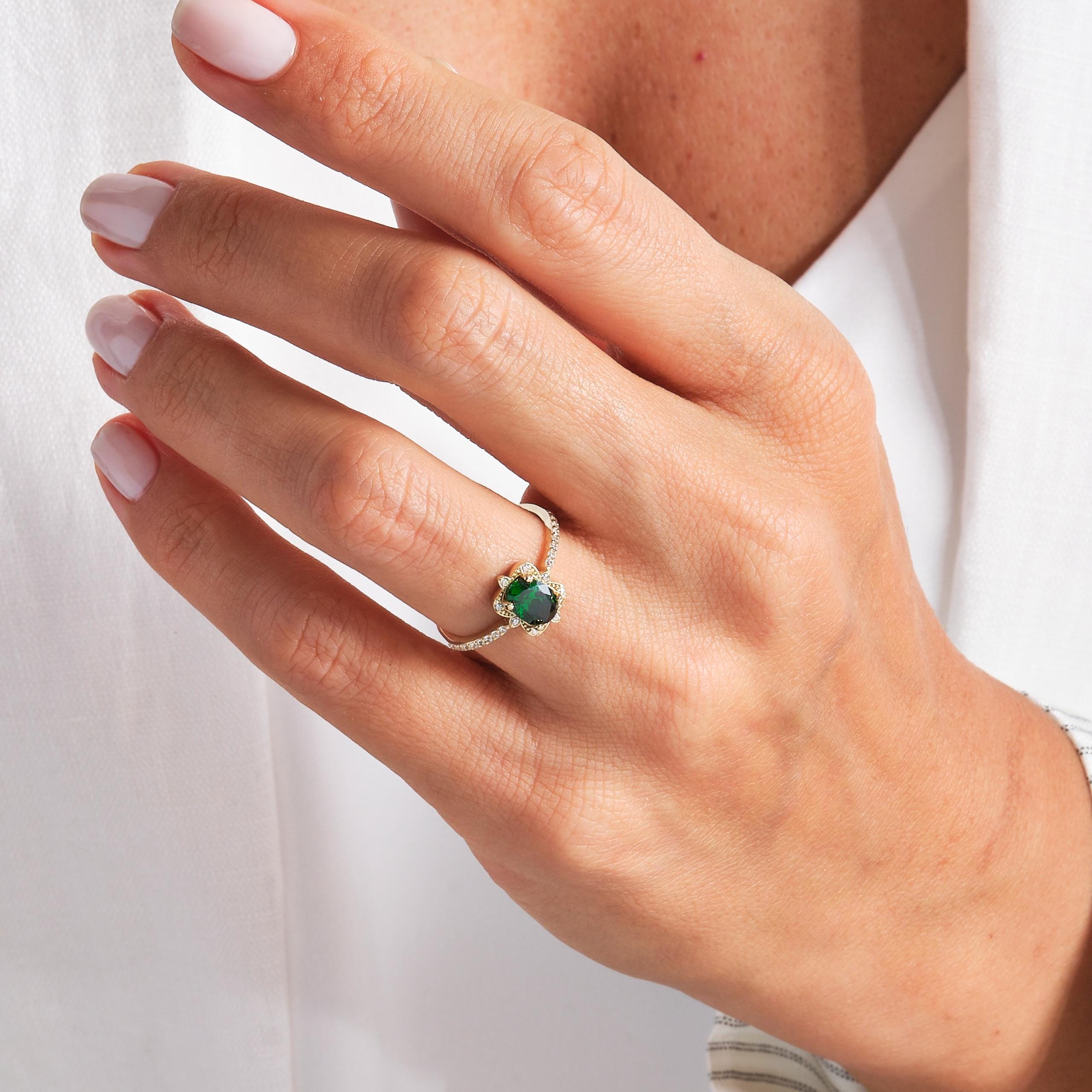 Oval Emerald Engagement Ring – 10K / 14K / 18K Solid Gold 💚✨
A stunning oval-cut emerald set on a slim art deco-inspired band, accented with sparkling round diamonds. Perfect as a birthstone, engagement, or wedding ring, this elegant design can also be customized with Diamond or Moissanite side stones upon request.