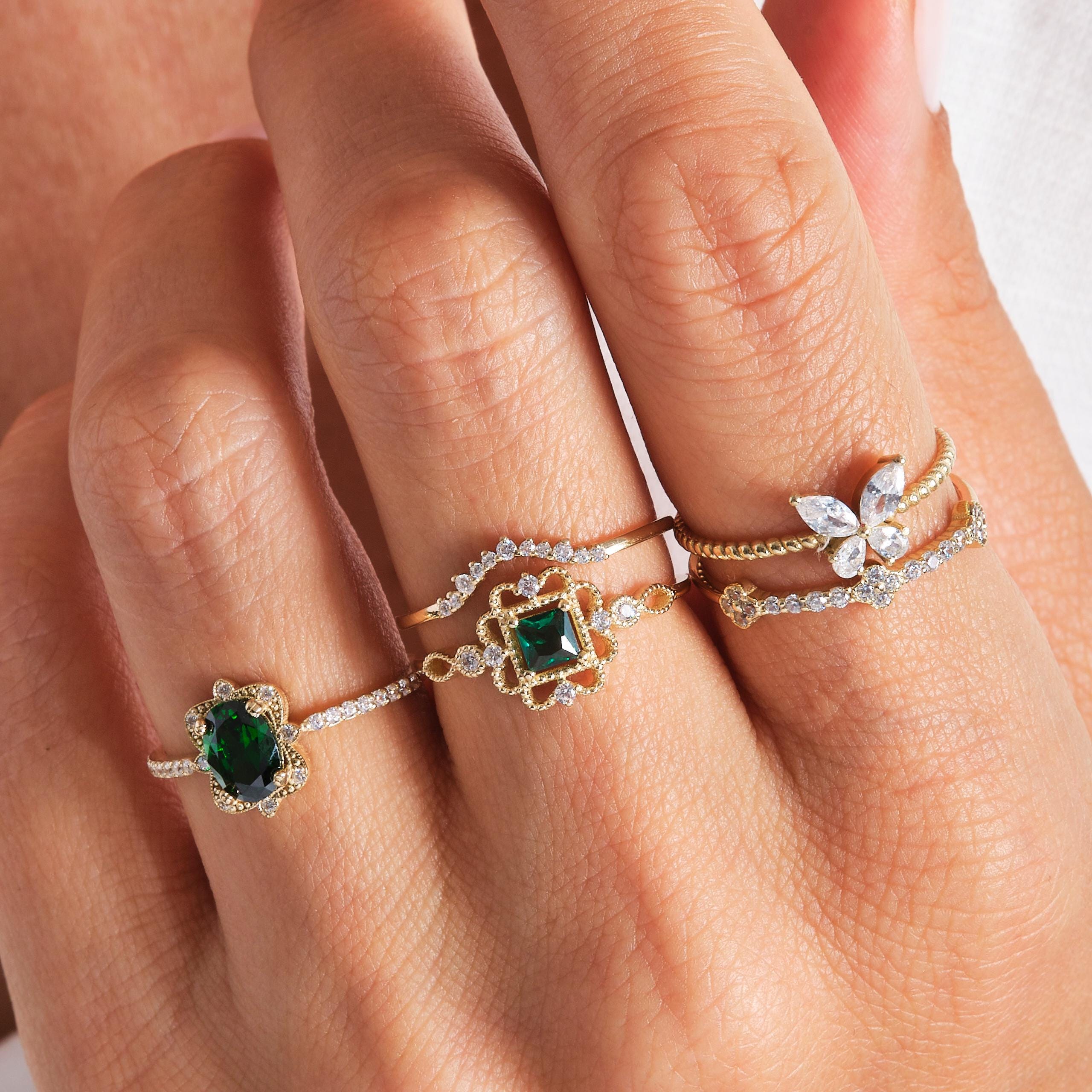 Oval Emerald Engagement Ring – 10K / 14K / 18K Solid Gold 💚✨
A stunning oval-cut emerald set on a slim art deco-inspired band, accented with sparkling round diamonds. Perfect as a birthstone, engagement, or wedding ring, this elegant design can also be customized with Diamond or Moissanite side stones upon request.