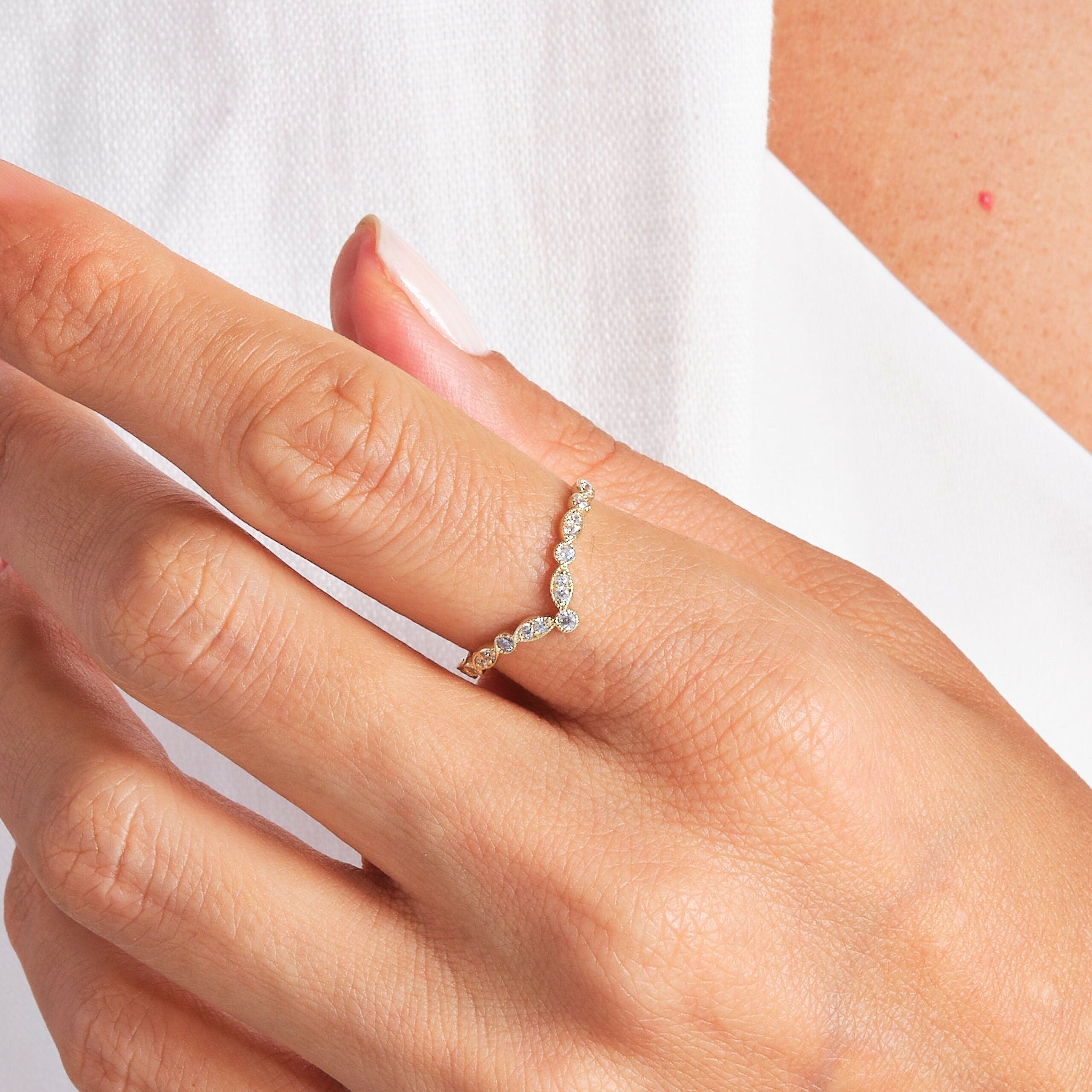 V Shape Chevron Diamond Band Engagement Ring – 14K Solid Gold ✨💎
This elegant Chevron Diamond Band features a refined V-shape design, perfect to wear alone or as a nesting band with your engagement ring. A timeless and minimalist piece, handcrafted to add sparkle to every occasion.