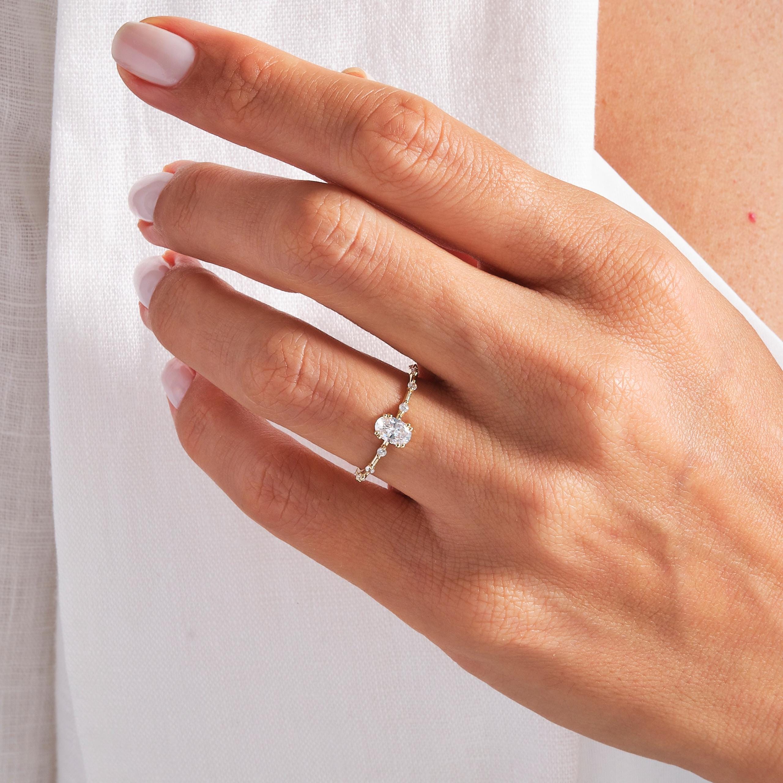Oval Diamond Engagement Ring – 14K Solid Gold Art Deco Band 💍✨
Timeless elegance meets handcrafted beauty in this Oval Diamond Engagement Ring, designed in a vintage-inspired Art Deco style. Featuring a brilliant 6x4 mm oval-cut diamond (or moissanite) and delicate side stones, this ring radiates refinement from every angle.