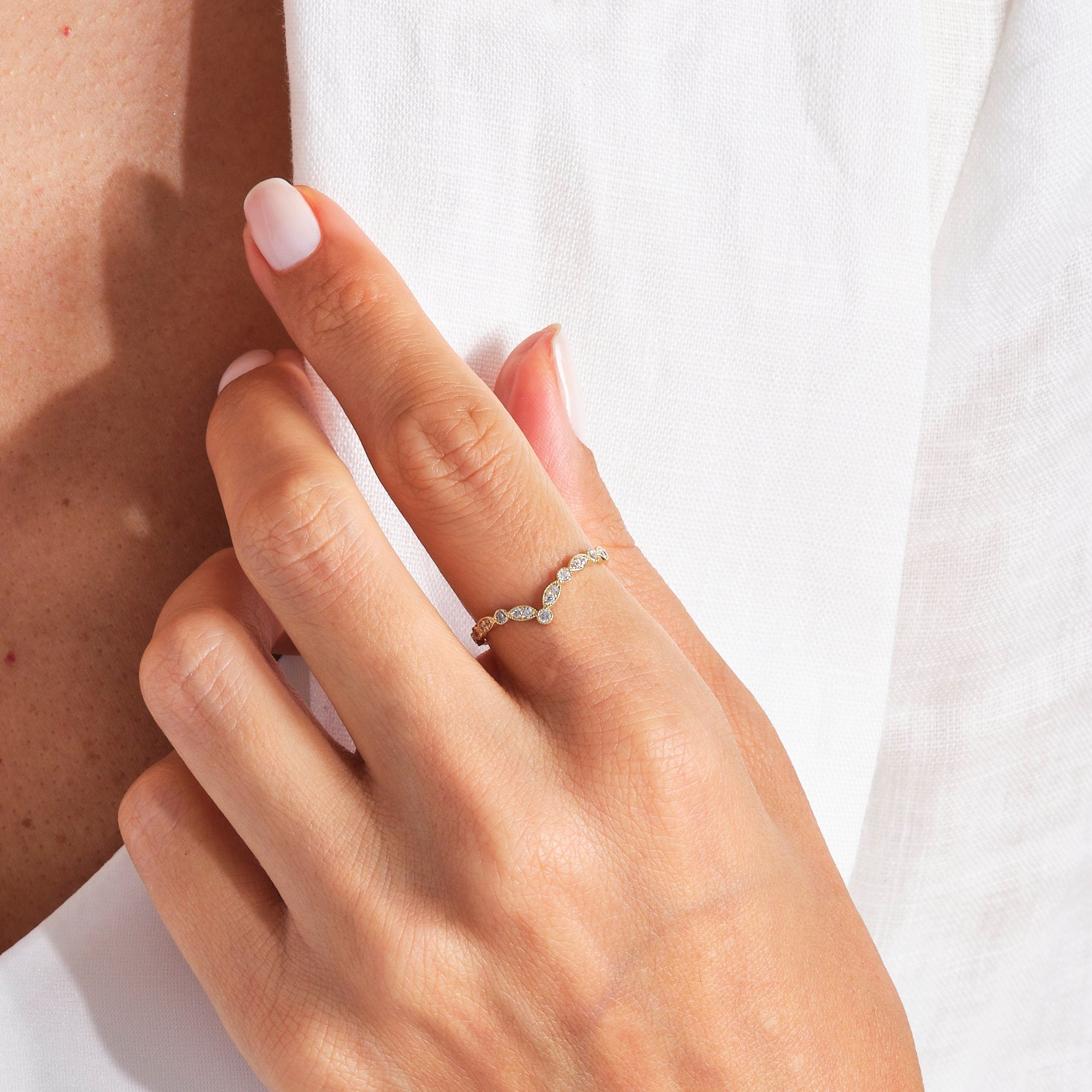 V Shape Chevron Diamond Band Engagement Ring – 14K Solid Gold ✨💎
This elegant Chevron Diamond Band features a refined V-shape design, perfect to wear alone or as a nesting band with your engagement ring. A timeless and minimalist piece, handcrafted to add sparkle to every occasion.