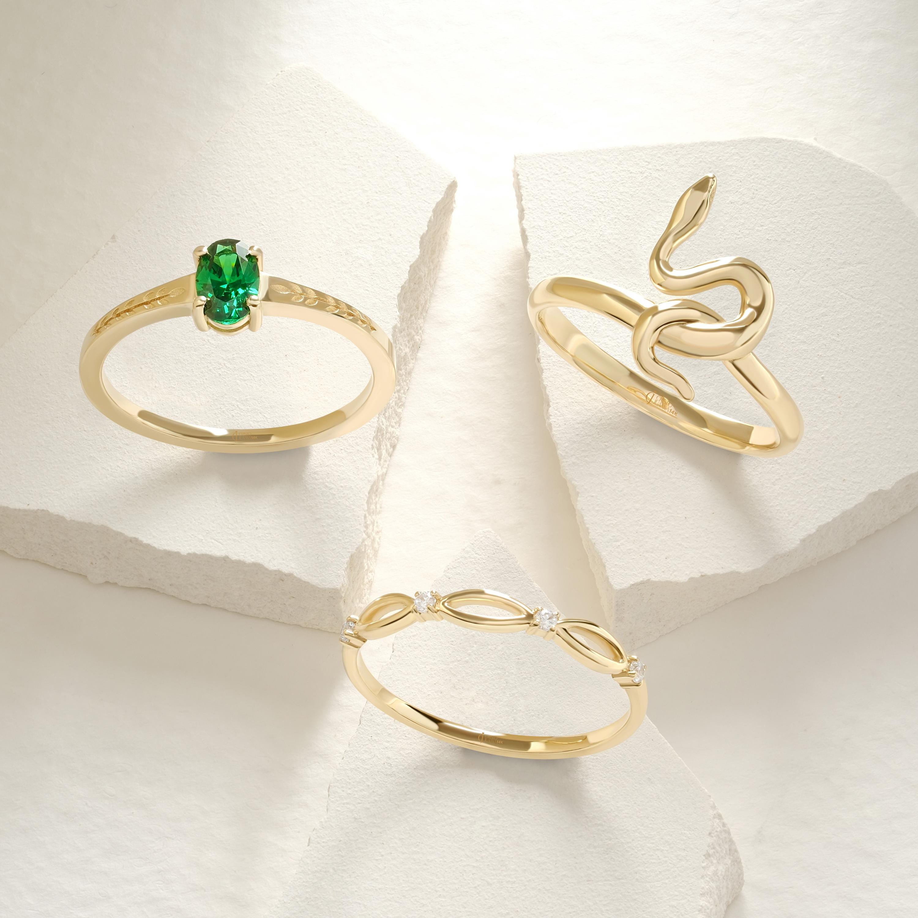 Oval Emerald Engagement Ring – 10K / 14K / 18K Solid Gold 💚✨
A timeless oval-cut emerald set on a delicate braided floral band 🌿. Its vintage-inspired style brings elegance and meaning, making it perfect as an engagement, promise, or birthday ring.