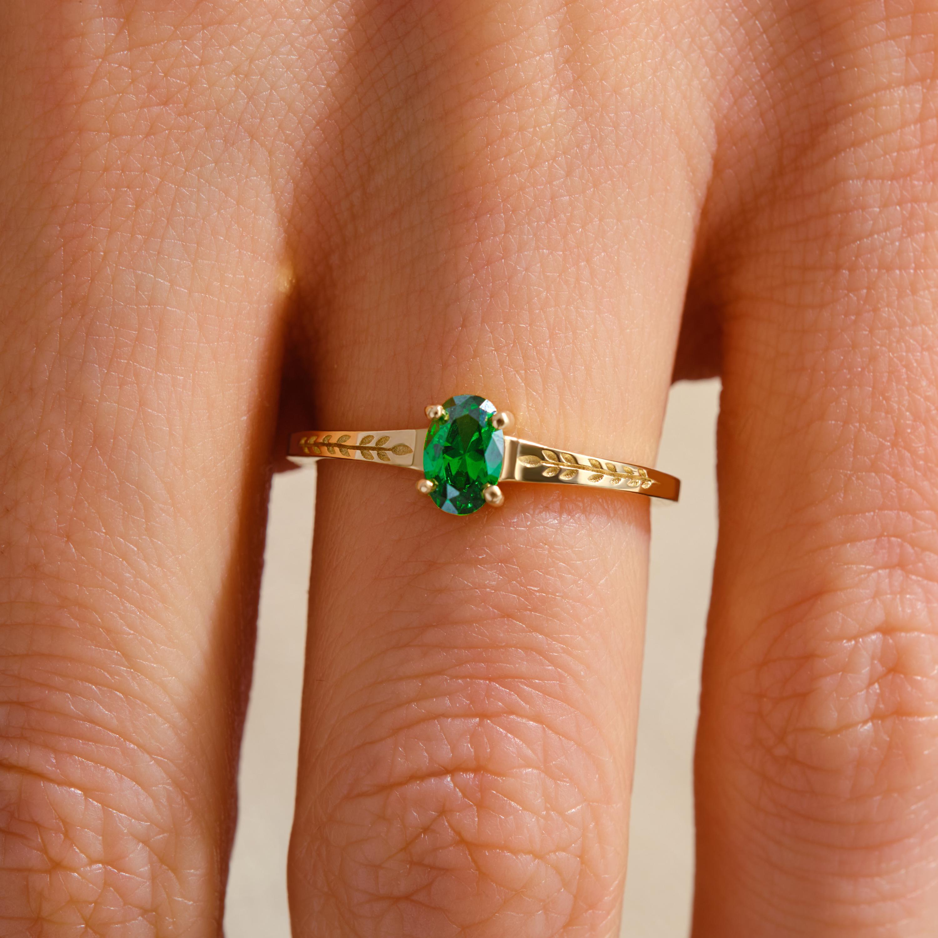 Oval Emerald Engagement Ring – 10K / 14K / 18K Solid Gold 💚✨
A timeless oval-cut emerald set on a delicate braided floral band 🌿. Its vintage-inspired style brings elegance and meaning, making it perfect as an engagement, promise, or birthday ring.