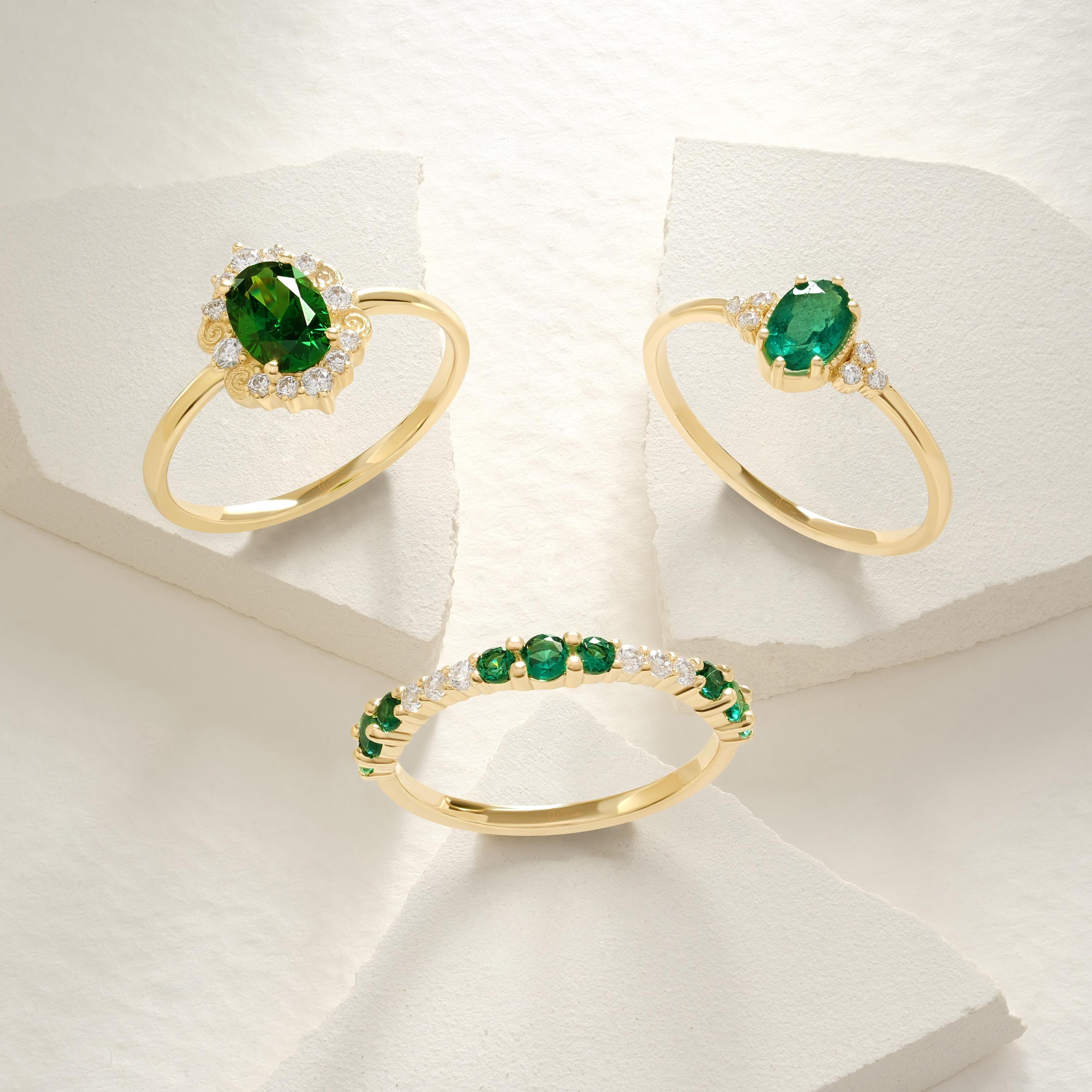 Oval Halo Diamond Art Deco Emerald Ring – 10K / 14K / 18K Solid Gold 💚✨
A stunning oval-cut emerald set in a halo of sparkling diamonds, combining vintage art deco elegance with modern craftsmanship. Perfect as a birthstone, engagement, or statement ring for those who love timeless green gemstones.