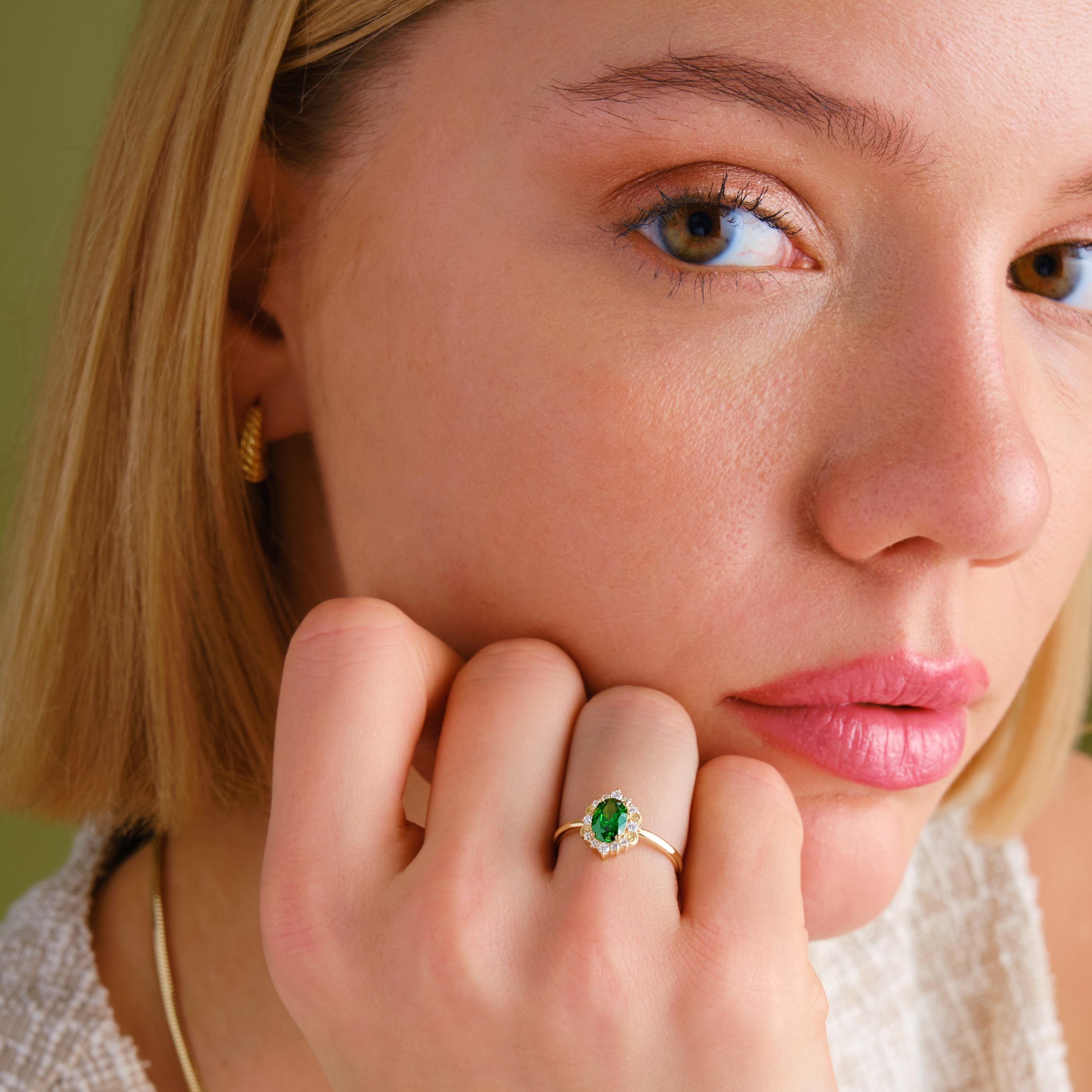Oval Halo Diamond Art Deco Emerald Ring – 10K / 14K / 18K Solid Gold 💚✨
A stunning oval-cut emerald set in a halo of sparkling diamonds, combining vintage art deco elegance with modern craftsmanship. Perfect as a birthstone, engagement, or statement ring for those who love timeless green gemstones.