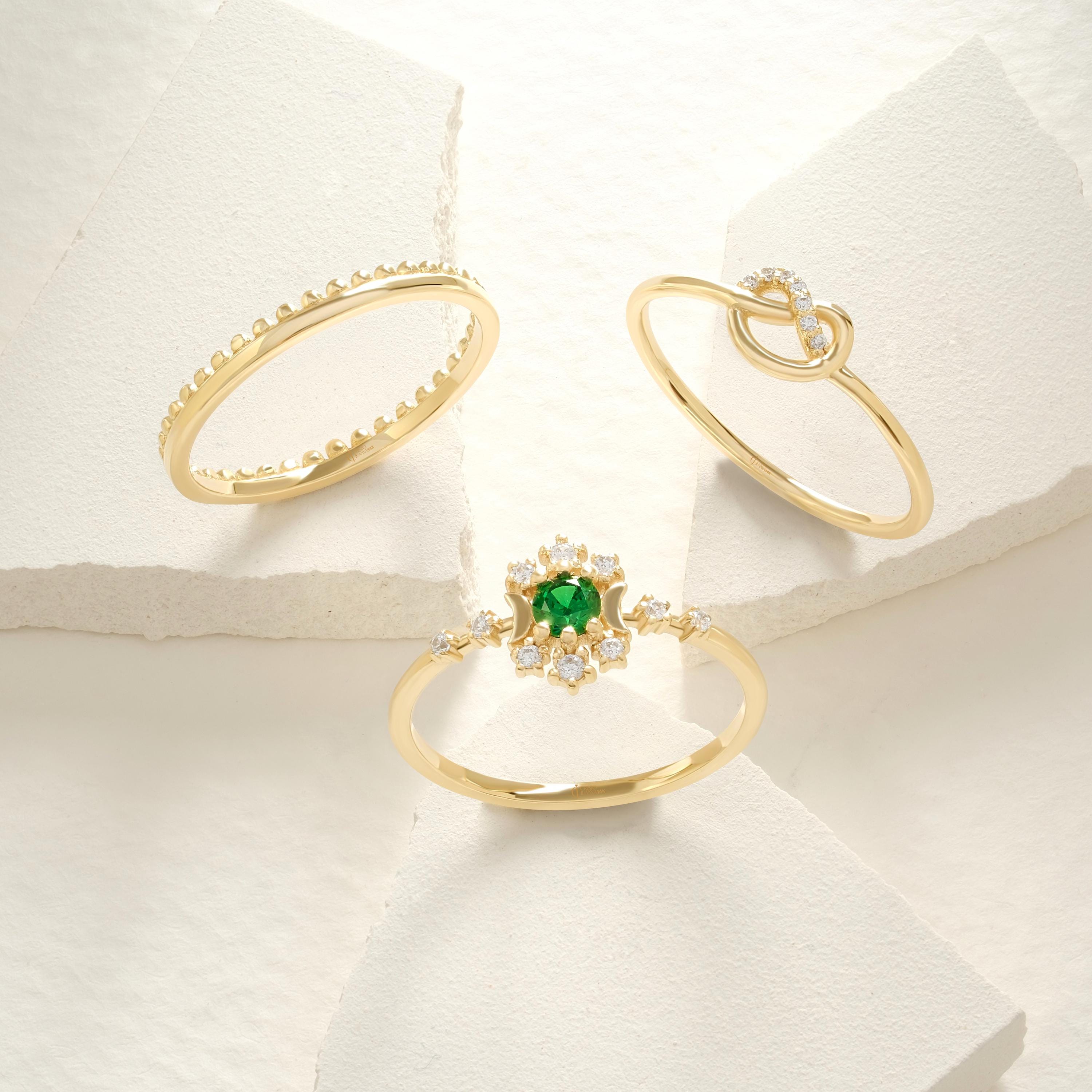 Beaded 14K Gold Wedding Band – Timeless Solid Gold Design ✨💍
With its delicate texture and elegant style, this beaded wedding band is perfect both as a wedding ring and as a chic everyday stackable ring. A timeless and minimalist choice for women who love refined jewelry.
