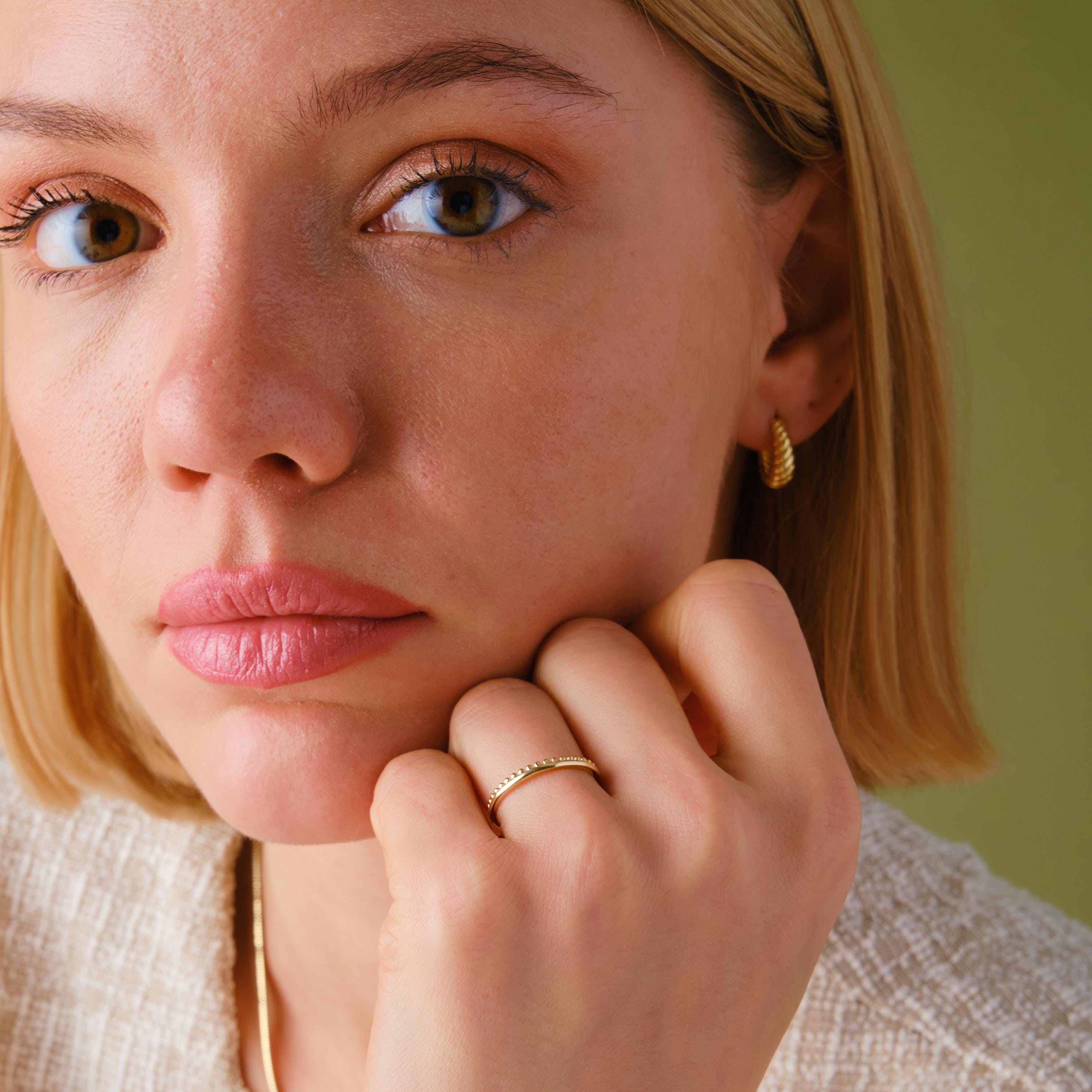 Beaded 14K Gold Wedding Band – Timeless Solid Gold Design ✨💍
With its delicate texture and elegant style, this beaded wedding band is perfect both as a wedding ring and as a chic everyday stackable ring. A timeless and minimalist choice for women who love refined jewelry.