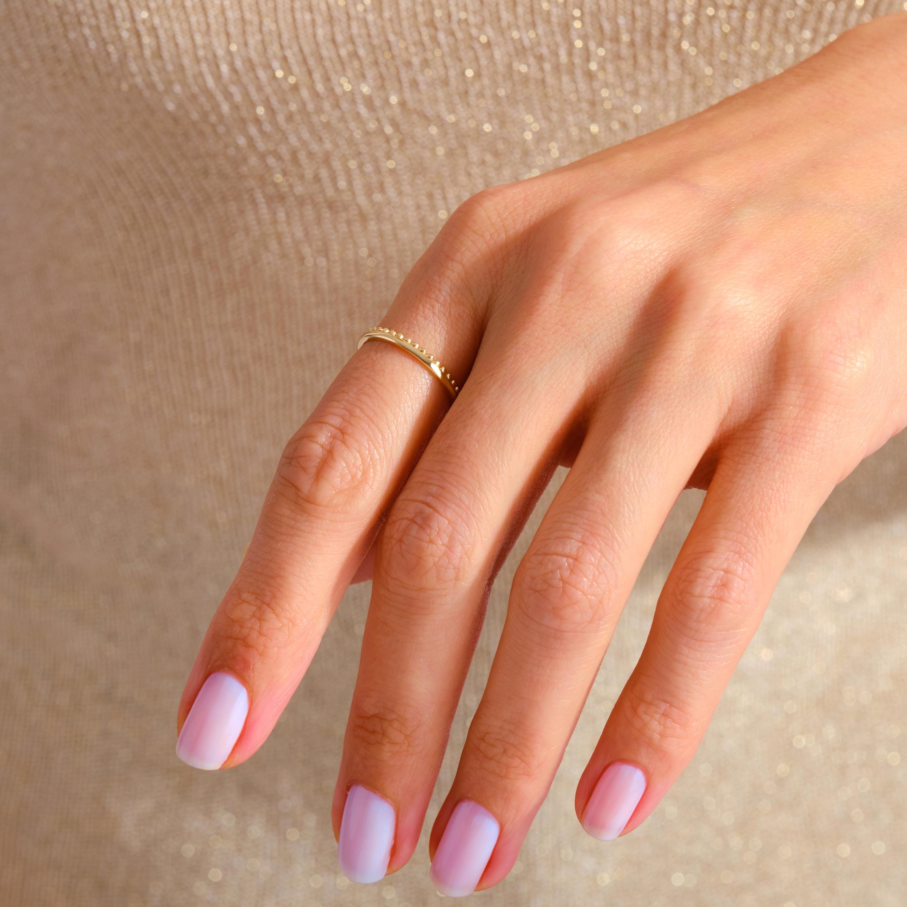 Beaded 14K Gold Wedding Band – Timeless Solid Gold Design ✨💍
With its delicate texture and elegant style, this beaded wedding band is perfect both as a wedding ring and as a chic everyday stackable ring. A timeless and minimalist choice for women who love refined jewelry.