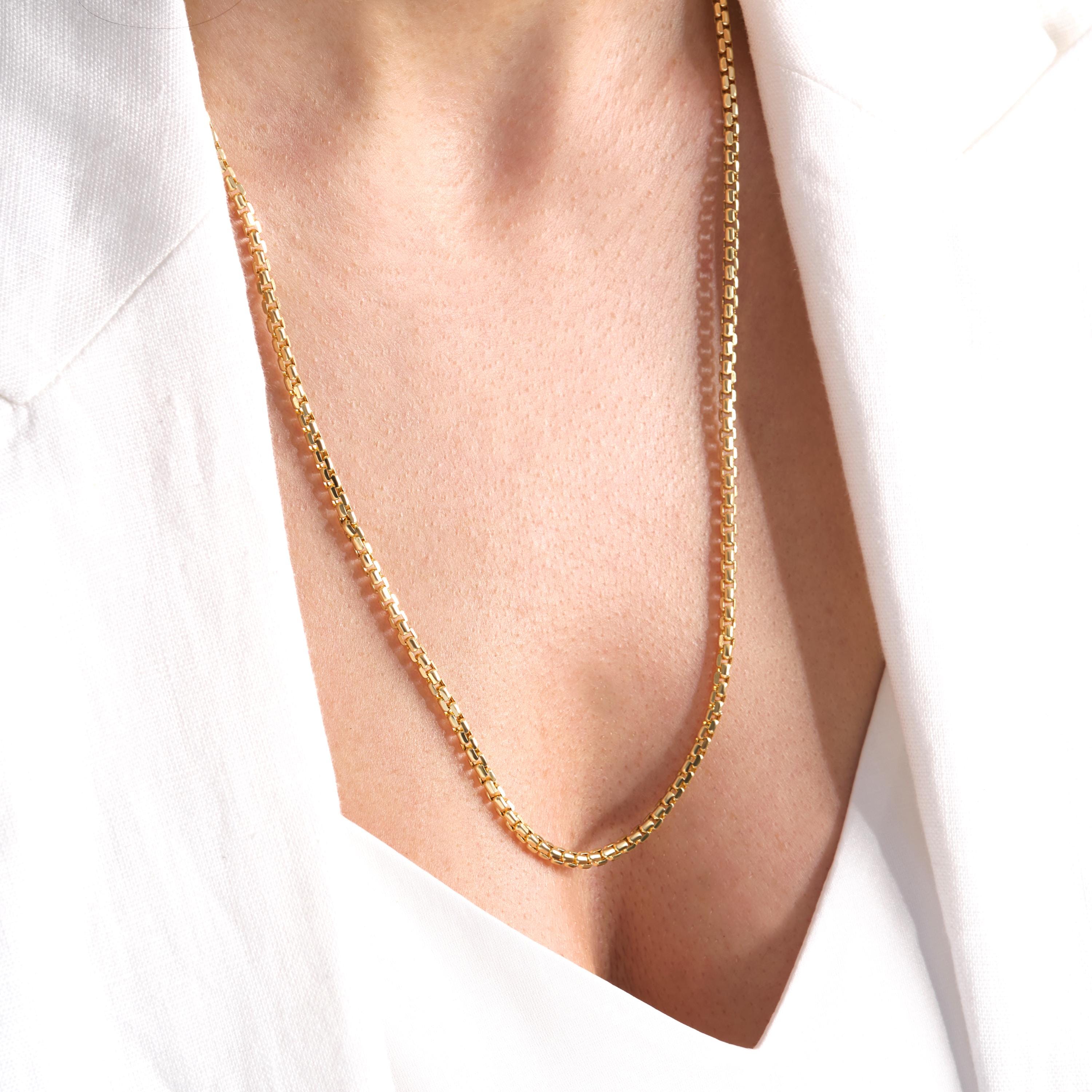 Cable Chain Necklace 14K Solid Gold, 2.5mm Link Pendant Chain, Minimalist Everyday Layering Necklace for Women 💛✨
This 14K solid gold cable chain necklace brings timeless elegance to your everyday style. With its classic round links and 2.5mm width, it's perfect for layering or wearing with your favorite pendant.