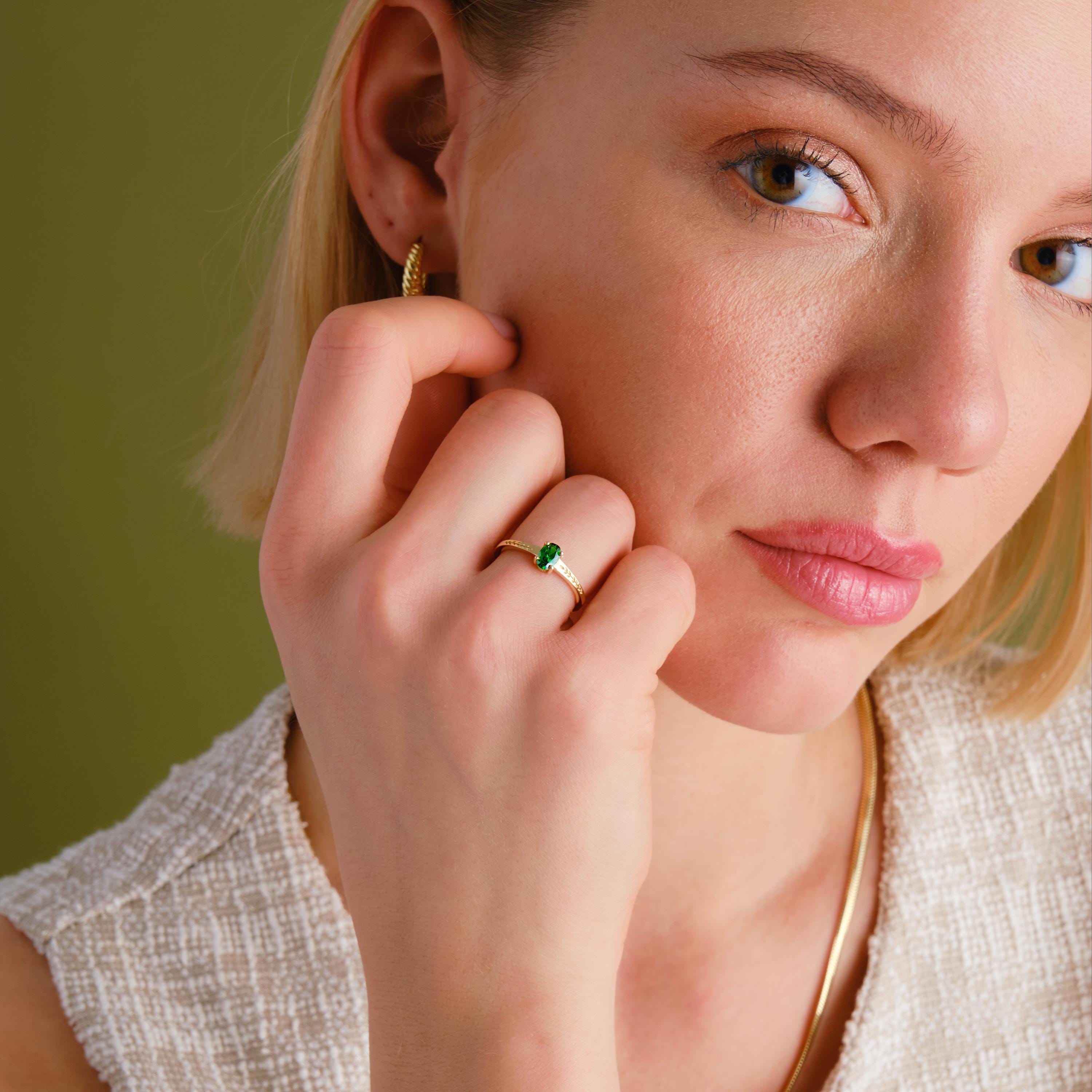 Oval Emerald Engagement Ring – 10K / 14K / 18K Solid Gold 💚✨
A timeless oval-cut emerald set on a delicate braided floral band 🌿. Its vintage-inspired style brings elegance and meaning, making it perfect as an engagement, promise, or birthday ring.