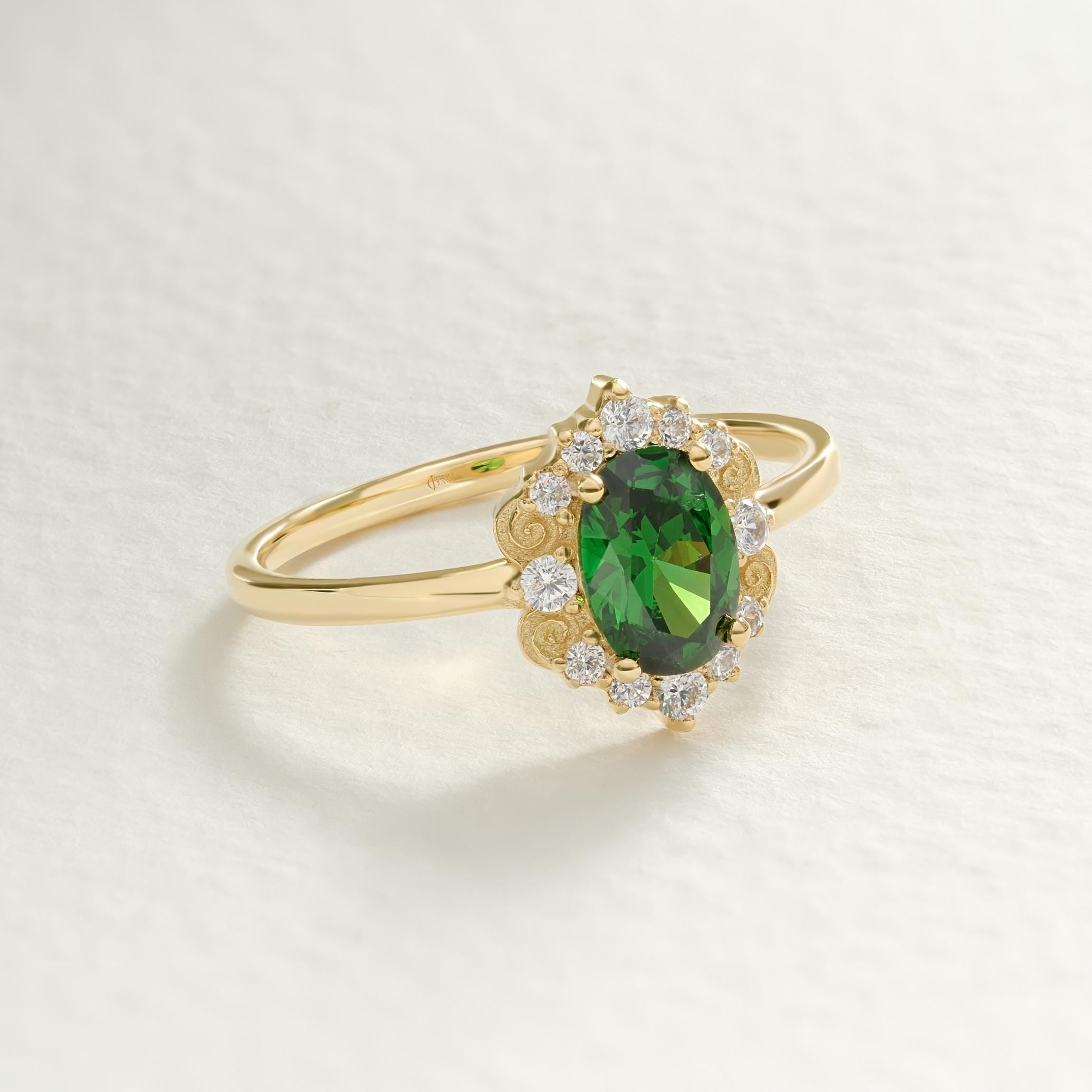 Oval Halo Diamond Art Deco Emerald Ring – 10K / 14K / 18K Solid Gold 💚✨
A stunning oval-cut emerald set in a halo of sparkling diamonds, combining vintage art deco elegance with modern craftsmanship. Perfect as a birthstone, engagement, or statement ring for those who love timeless green gemstones.