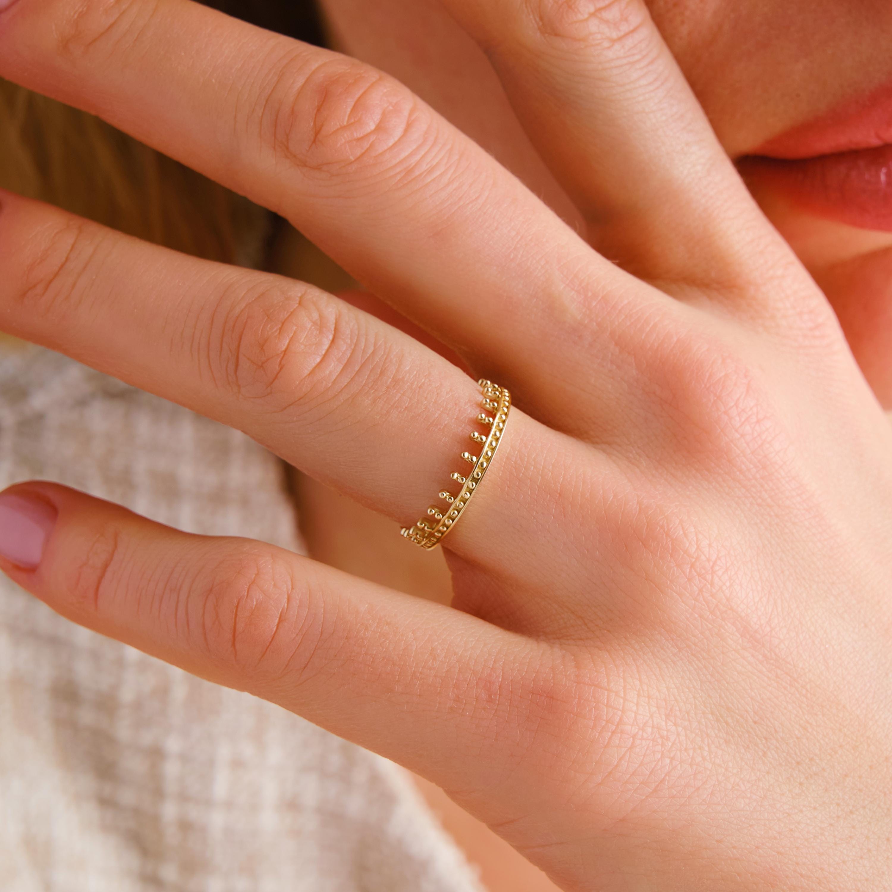 Crown Stacking Princess Ring – 10K / 14K / 18K Solid Gold 👑✨
A royal-inspired crown band designed for stacking or wearing as a bold statement ring. Its tiara-like shape makes it a meaningful gift for special occasions and a unique piece to celebrate elegance and strength.