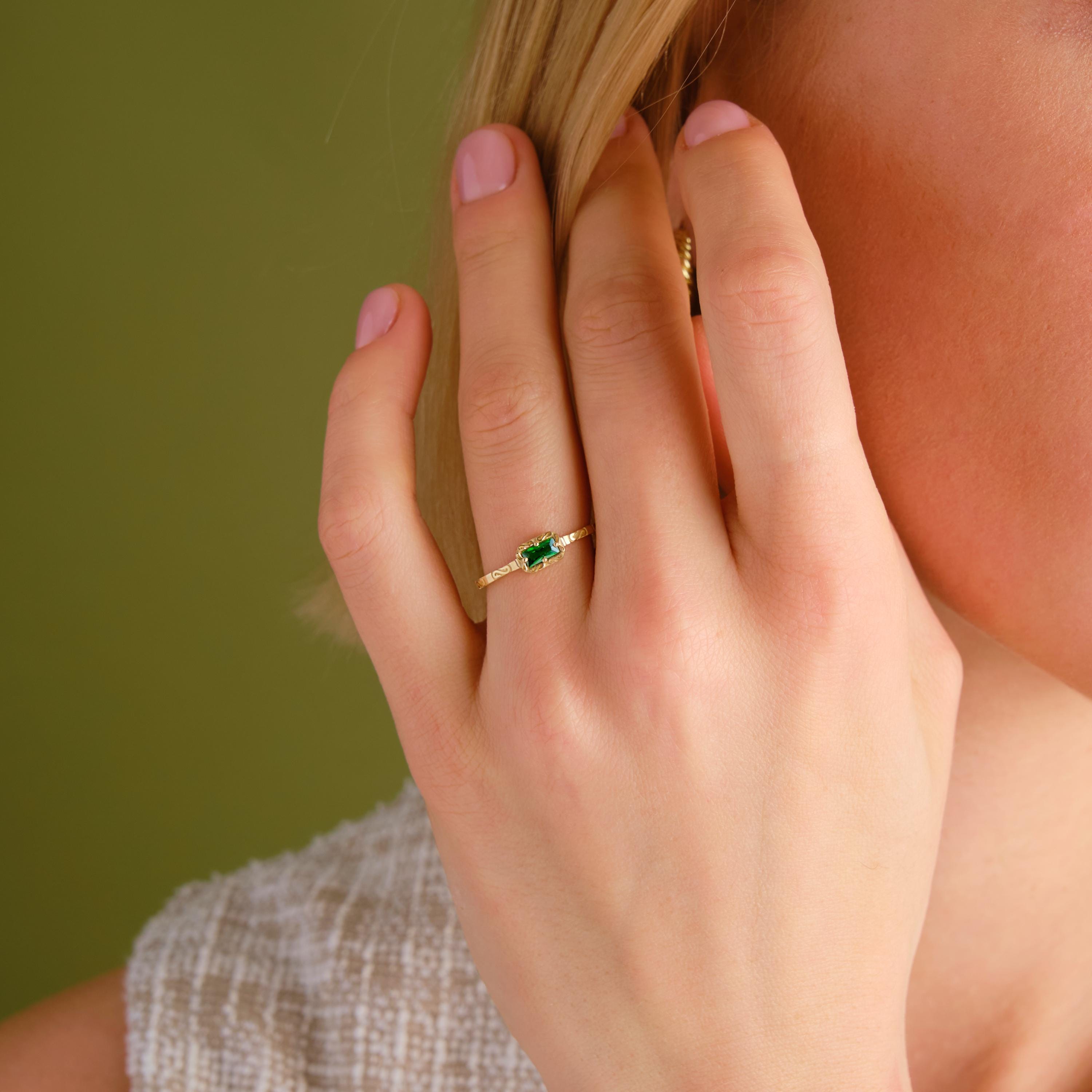 💚 Baguette Emerald Ring – 14K Solid Gold Braided Birthstone Band
Showcasing a sleek horizontal baguette-cut emerald, this ring pairs minimalist charm with vintage elegance. Braided detailing and a rich green stone make it a timeless choice for art deco lovers.