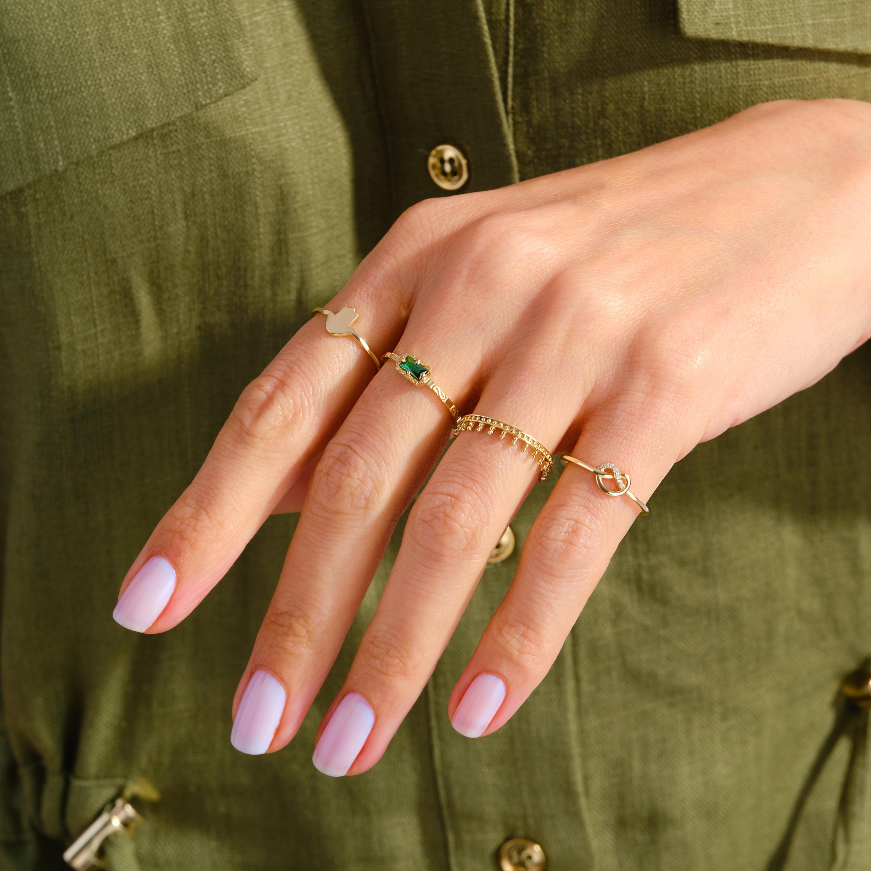 💚 Baguette Emerald Ring – 14K Solid Gold Braided Birthstone Band
Showcasing a sleek horizontal baguette-cut emerald, this ring pairs minimalist charm with vintage elegance. Braided detailing and a rich green stone make it a timeless choice for art deco lovers.