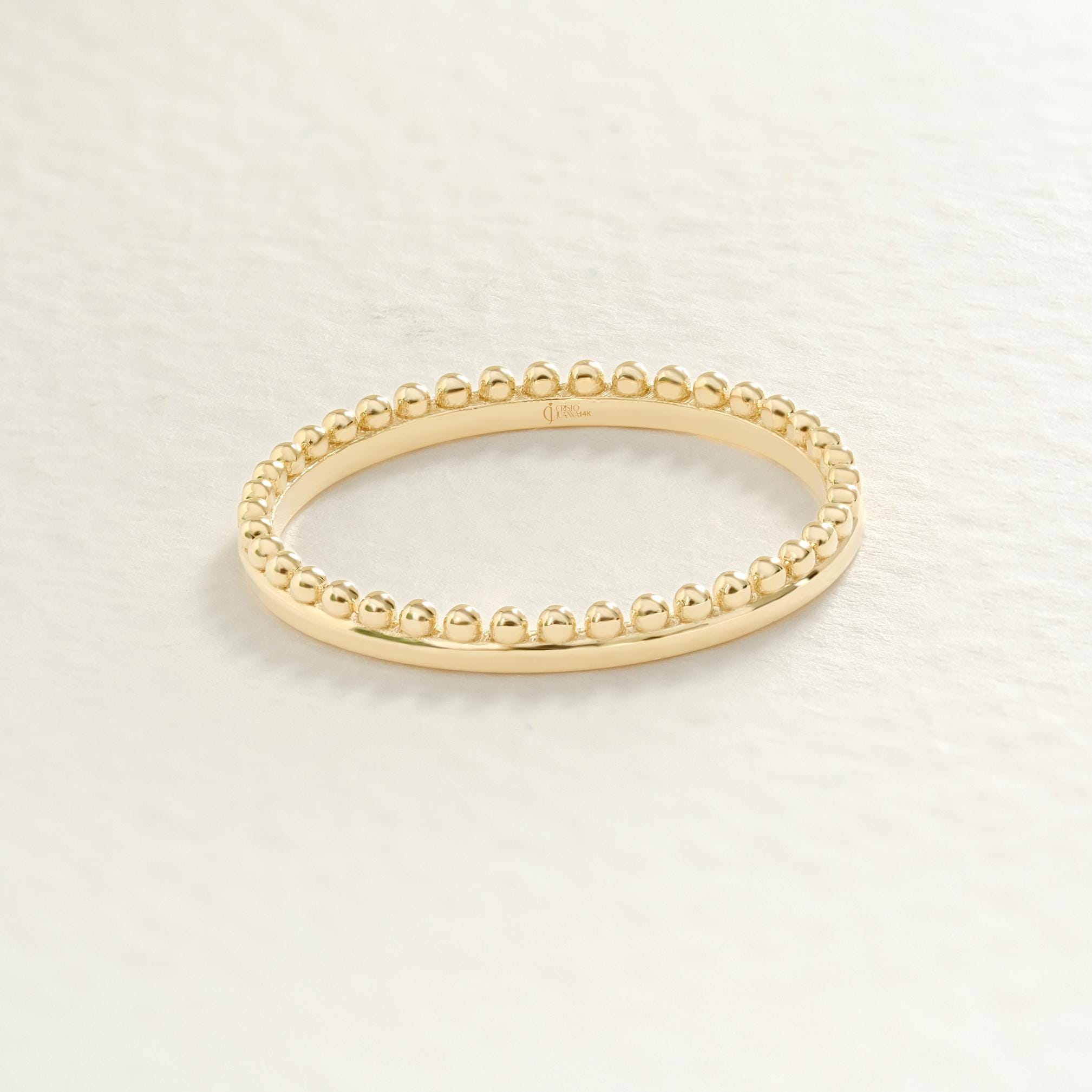 Beaded 14K Gold Wedding Band – Timeless Solid Gold Design ✨💍
With its delicate texture and elegant style, this beaded wedding band is perfect both as a wedding ring and as a chic everyday stackable ring. A timeless and minimalist choice for women who love refined jewelry.