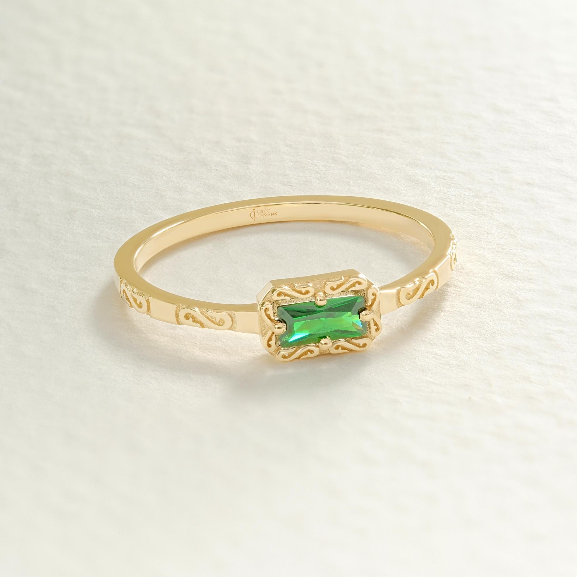 💚 Baguette Emerald Ring – 14K Solid Gold Braided Birthstone Band
Showcasing a sleek horizontal baguette-cut emerald, this ring pairs minimalist charm with vintage elegance. Braided detailing and a rich green stone make it a timeless choice for art deco lovers.