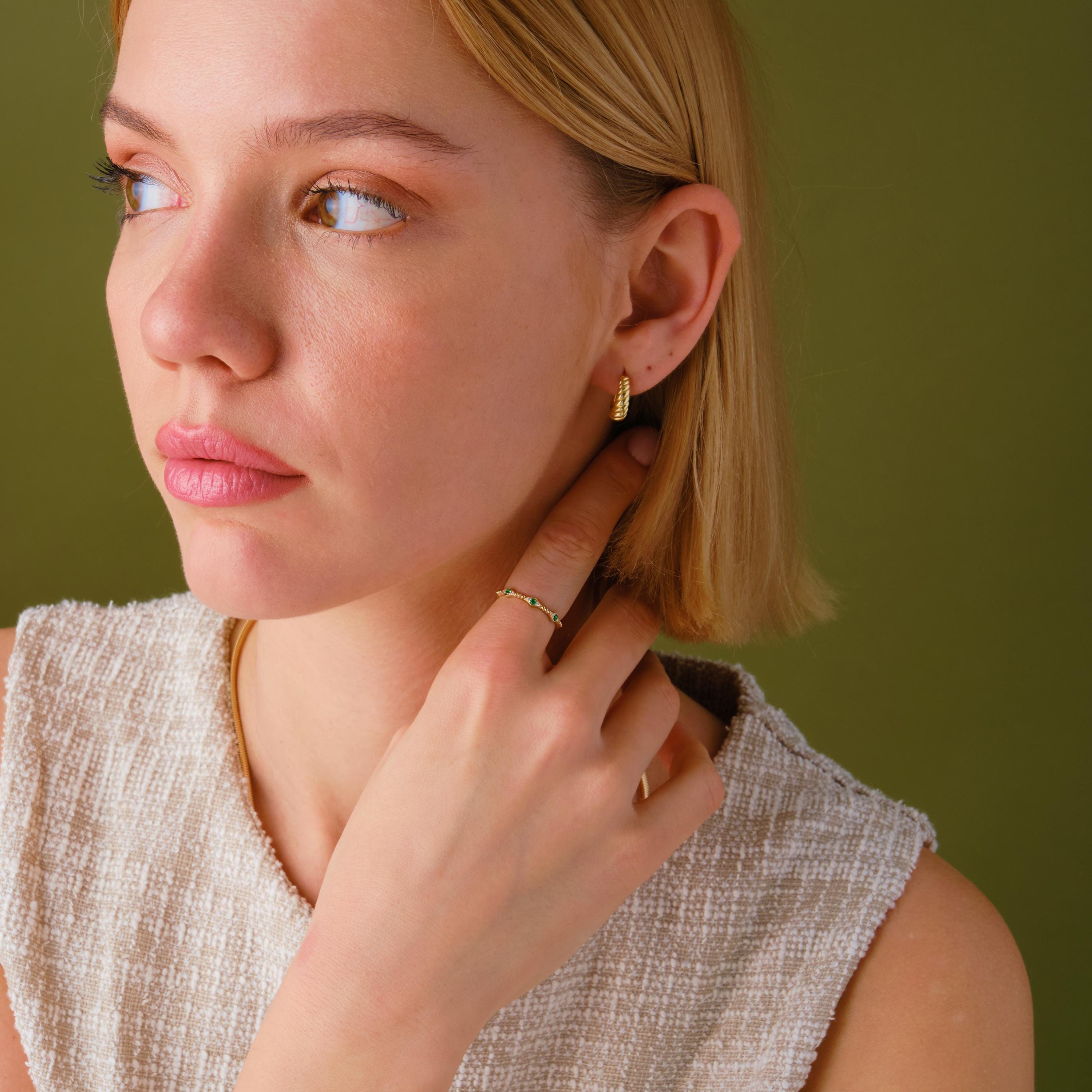 Dainty Emerald Stacking Ring – 10K / 14K / 18K Solid Gold 💚✨
A delicate emerald ring accented with sparkling side diamonds, perfect for stacking or wearing alone. Its elegant and minimalist design makes it a thoughtful birthstone gift or a charming everyday accessory.