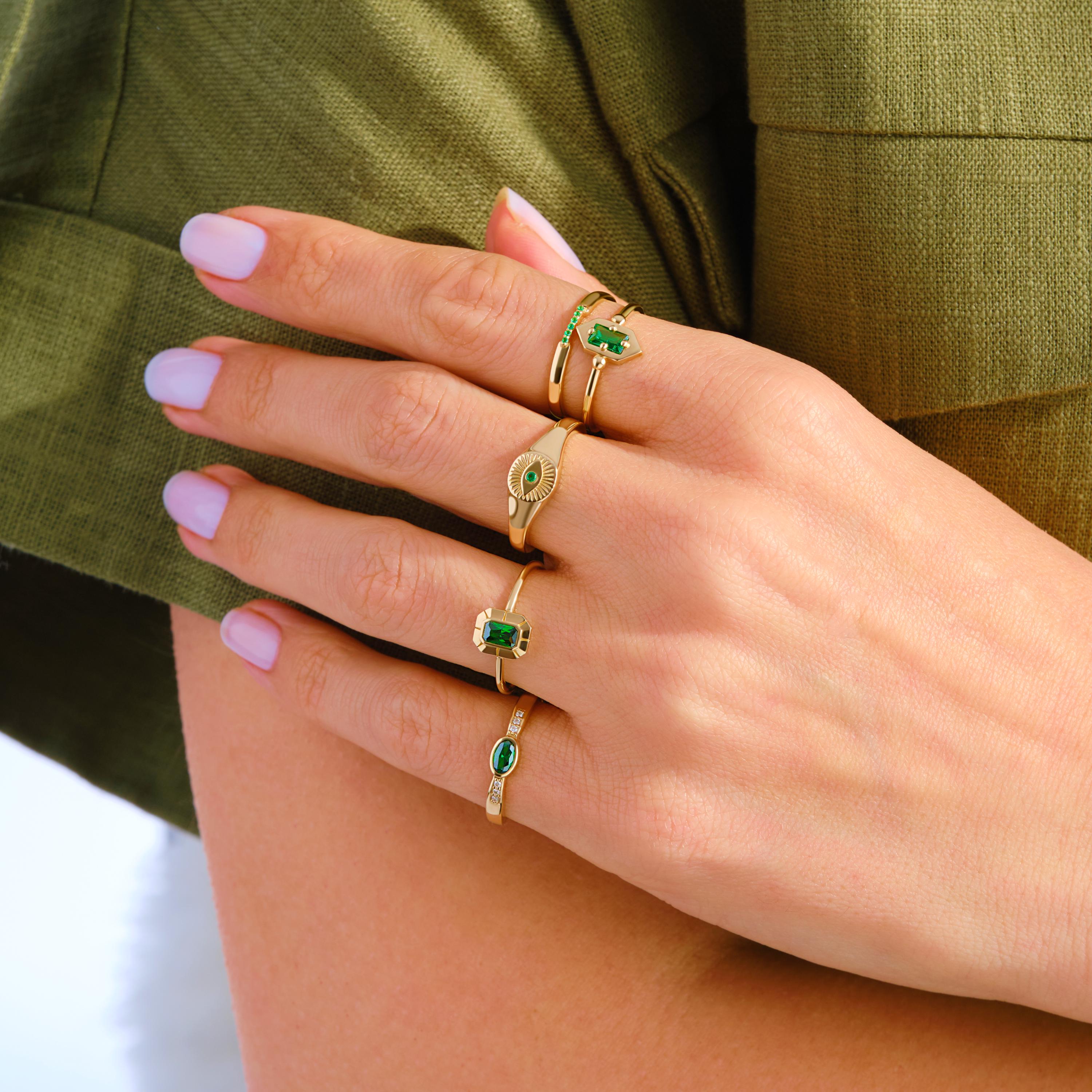 Dainty Emerald Band Ring – 14K Solid Gold 💚✨
A timeless emerald pavé ring that shines with subtle elegance. Its fine band and vivid green stones make it perfect for stacking or wearing solo — a beautiful birthstone piece for everyday sparkle. 🌿