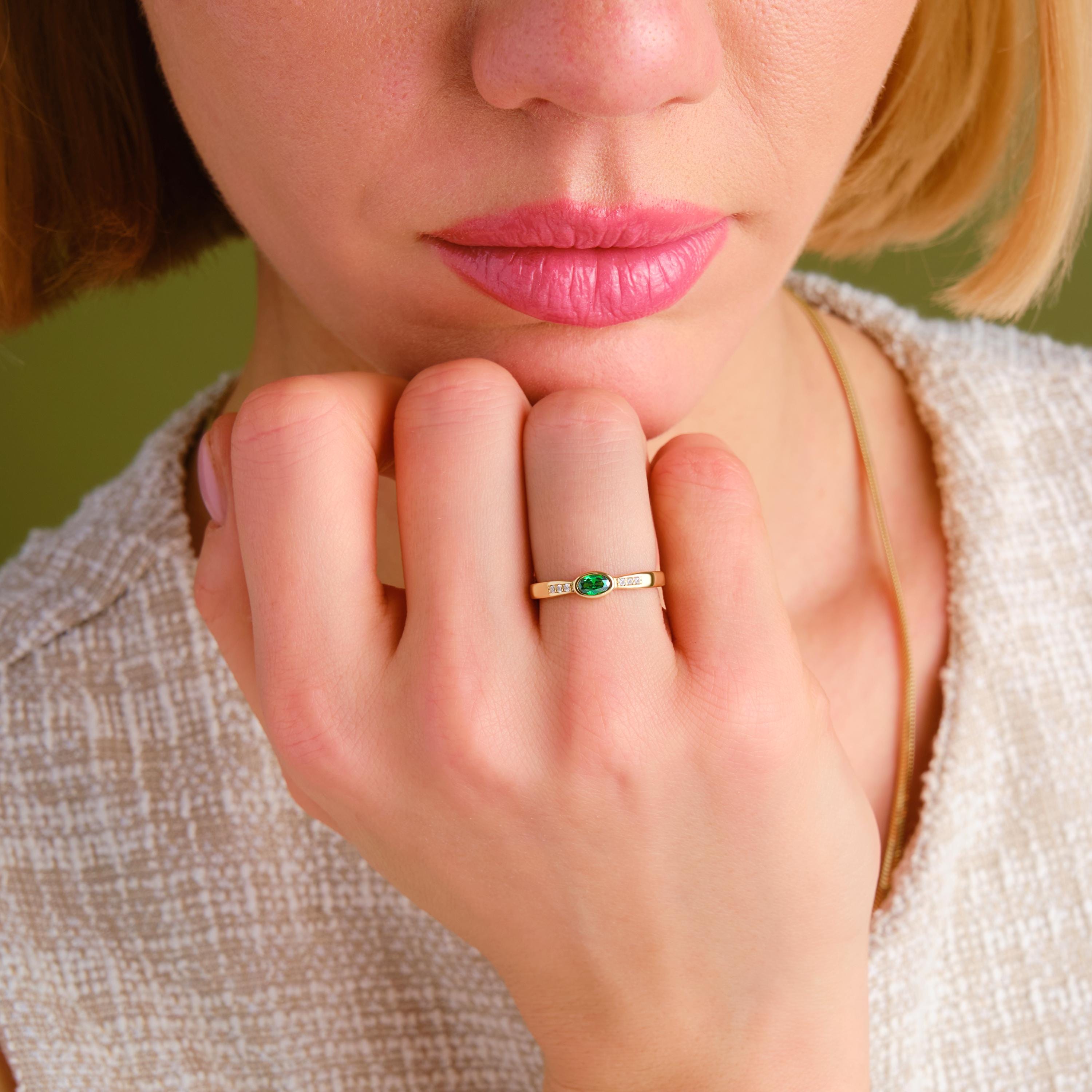 Oval Emerald Engagement Ring – 14K Solid Gold ✨💚
A delicate oval emerald ring featuring sparkling side diamonds, perfect for engagements, weddings, or meaningful gifts. Can be customized with Diamond or Moissanite according to your preference. 💍