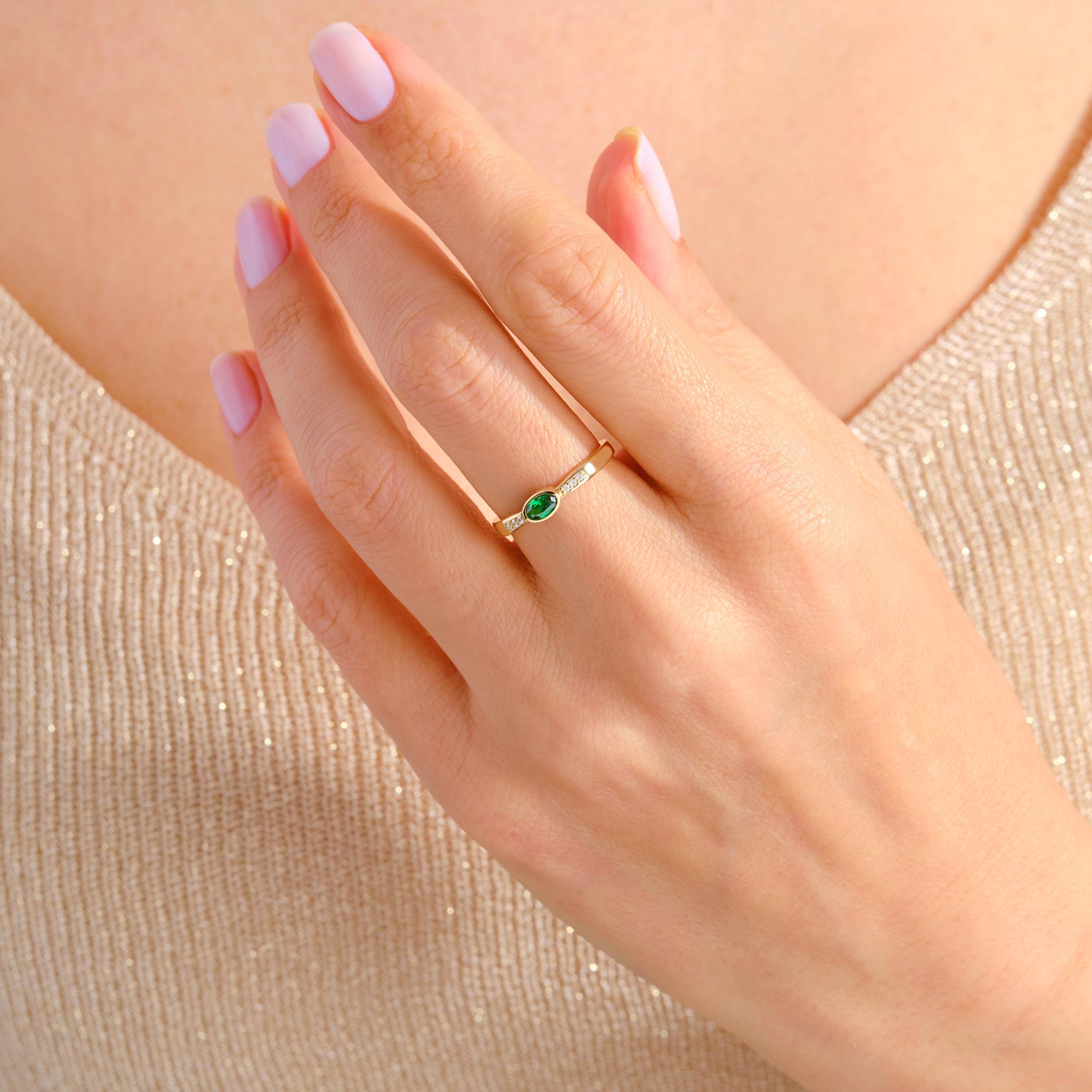 Oval Emerald Engagement Ring – 14K Solid Gold ✨💚
A delicate oval emerald ring featuring sparkling side diamonds, perfect for engagements, weddings, or meaningful gifts. Can be customized with Diamond or Moissanite according to your preference. 💍